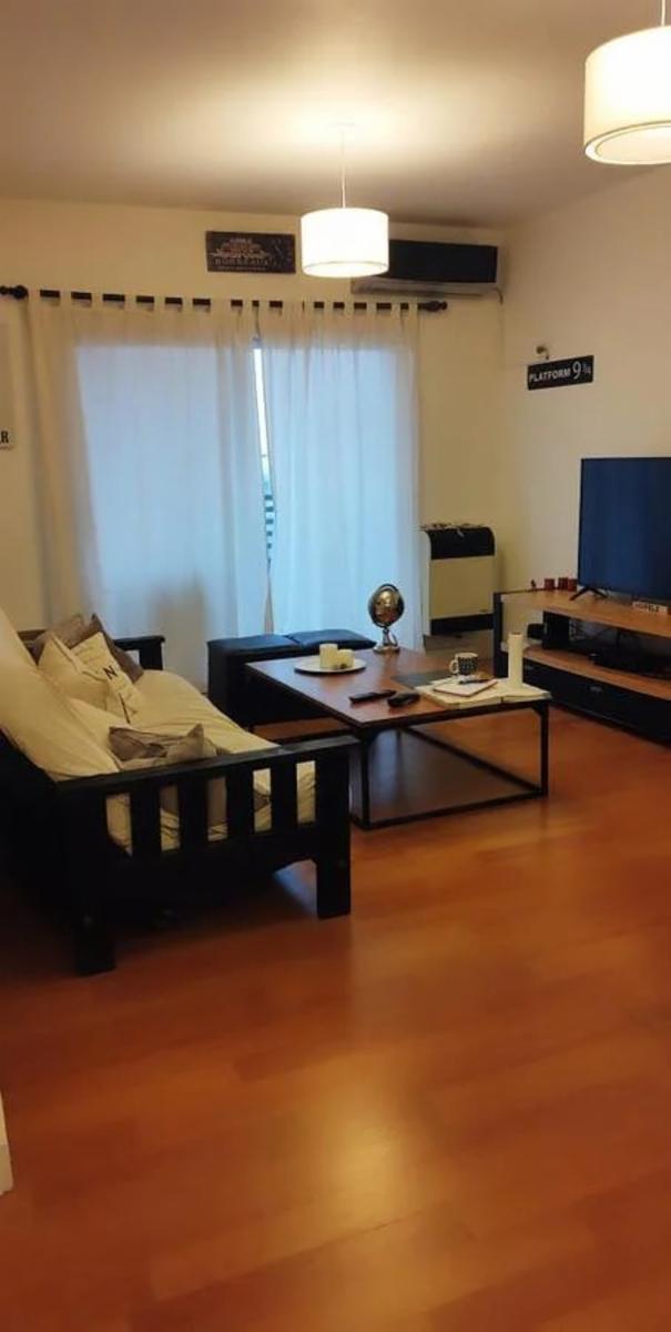Departamento de 2 ambientes con cochera descubierta