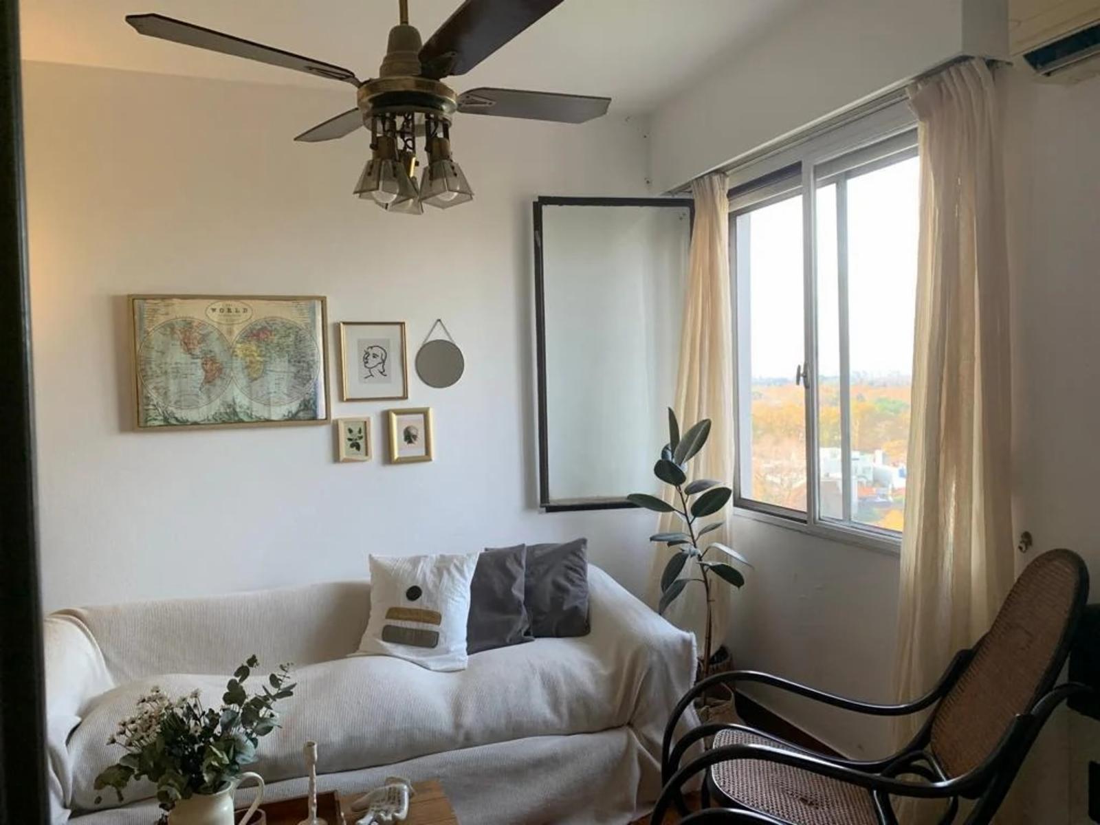 Hermoso departamento en ultimo piso a media cuadra de avenida marquez — foto 2