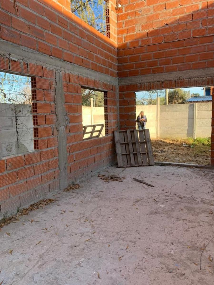 Lote en esquina con entrada por ambos lados . Casa a terminar en Benavidez Barrio ElCano