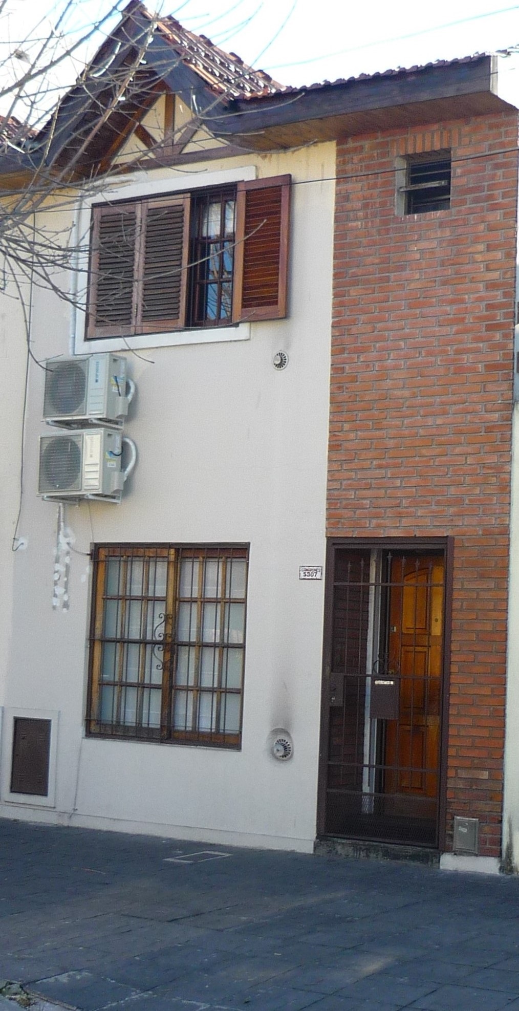 EXCELENTE Y BUEN ESTADO -CASA EN DUPLEX -SIN EXPENSAS -A 3 C/AS DE A.JB.JUSTO