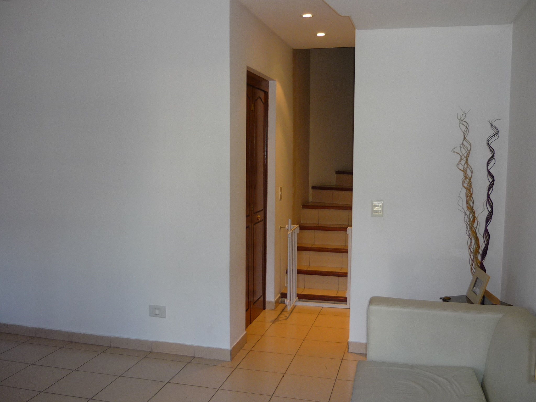EXCELENTE Y BUEN ESTADO -CASA EN DUPLEX -SIN EXPENSAS -A 3 C/AS DE A.JB.JUSTO — foto 3