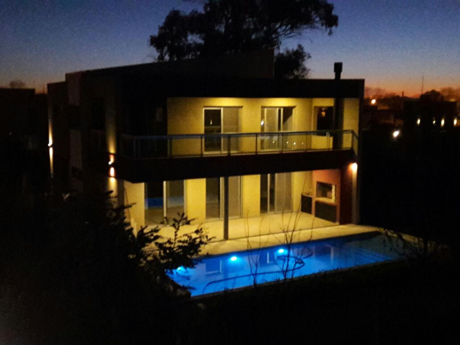 Excepcional propiedad con 4 dormitorios en Brisas de Adrogué