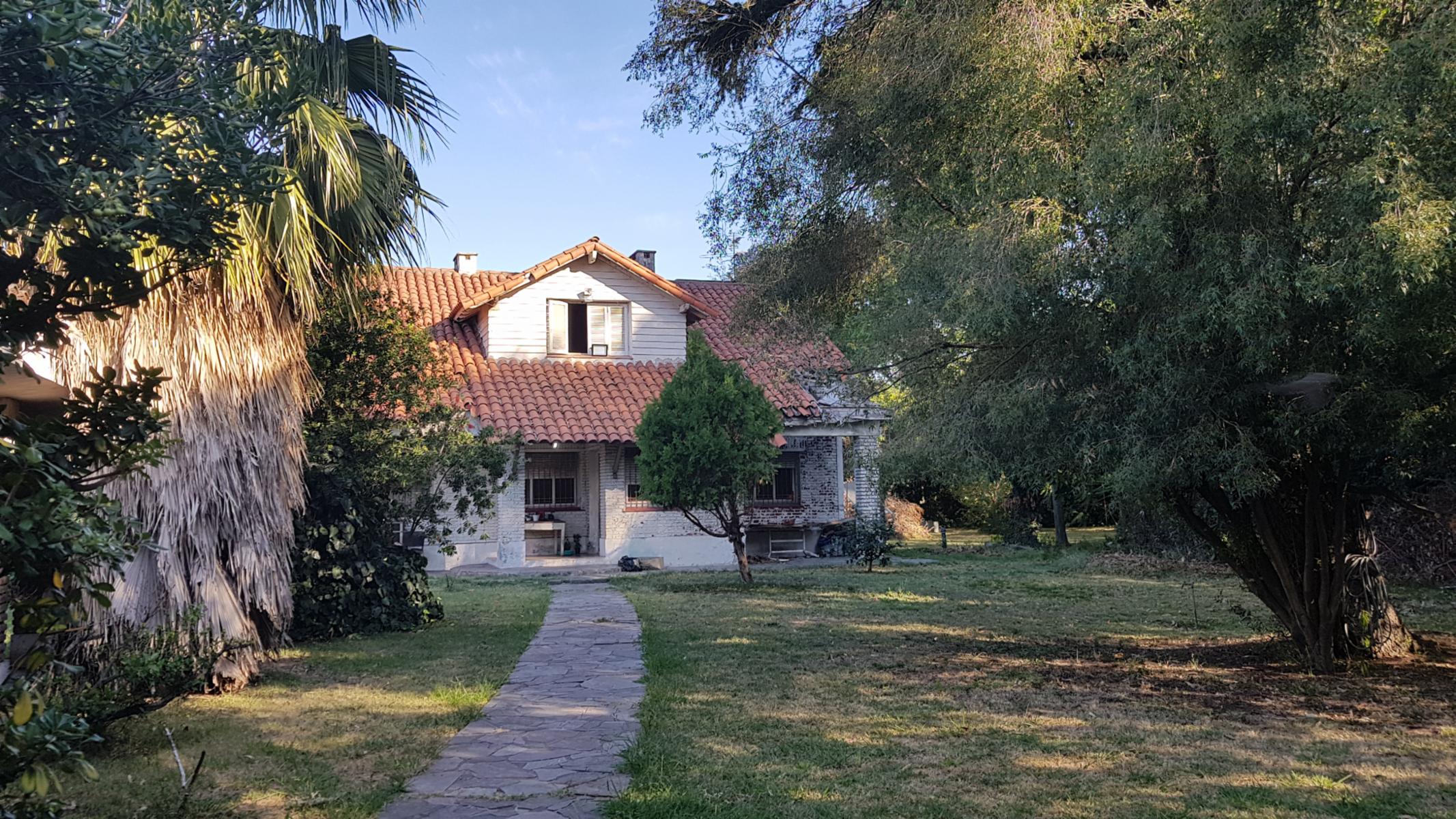 Casa a reciclar en amplio lote - Adrogué