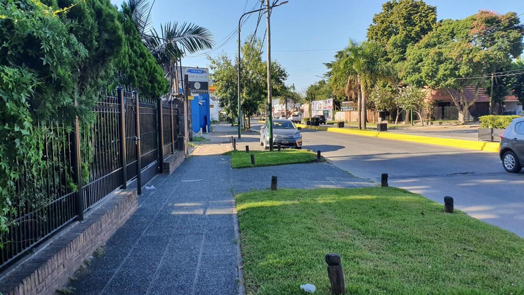 Casa - Adrogue sobre Avenida Espora — foto 2