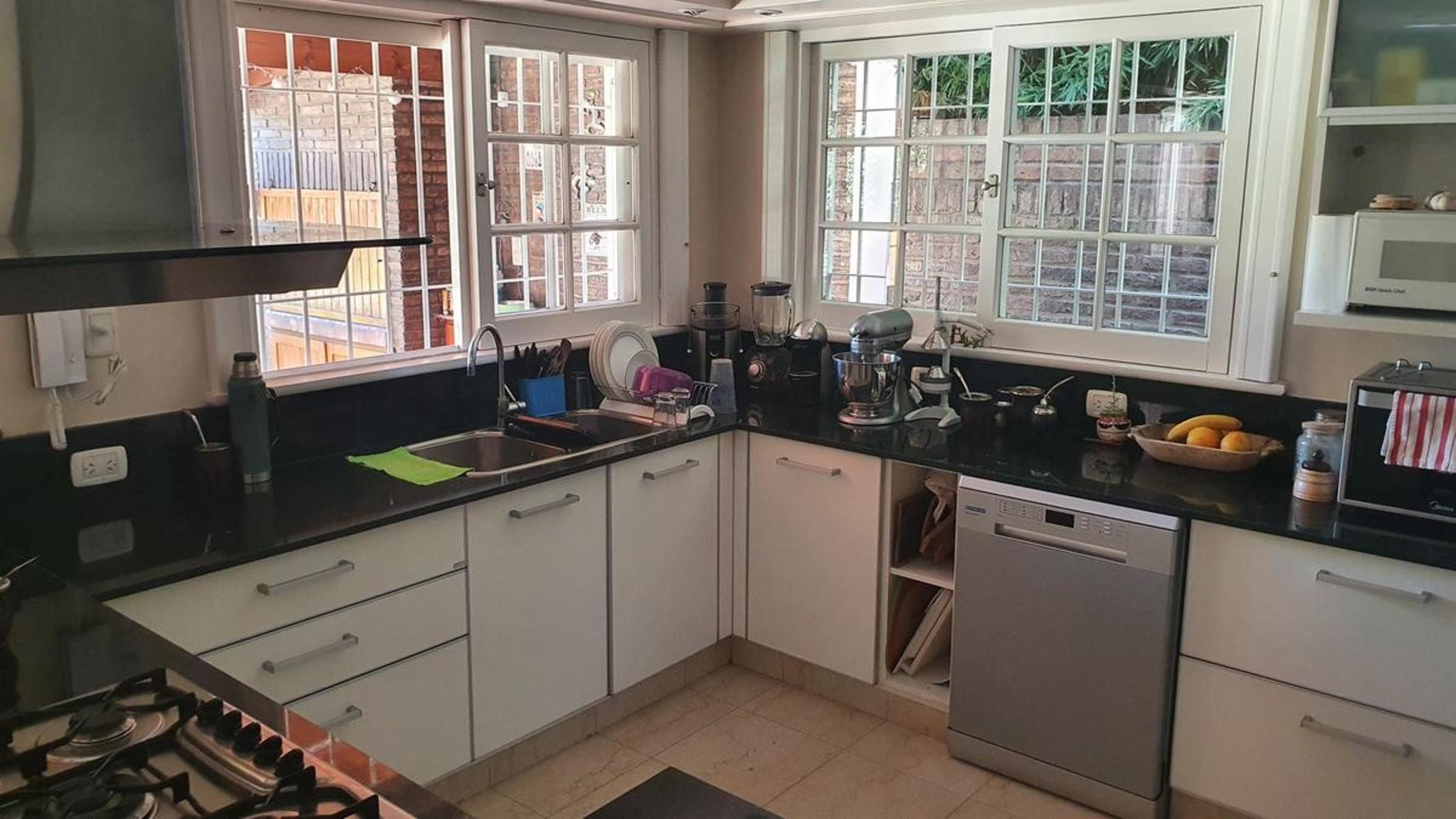 Casa - Adrogue sobre Avenida Espora — foto 11