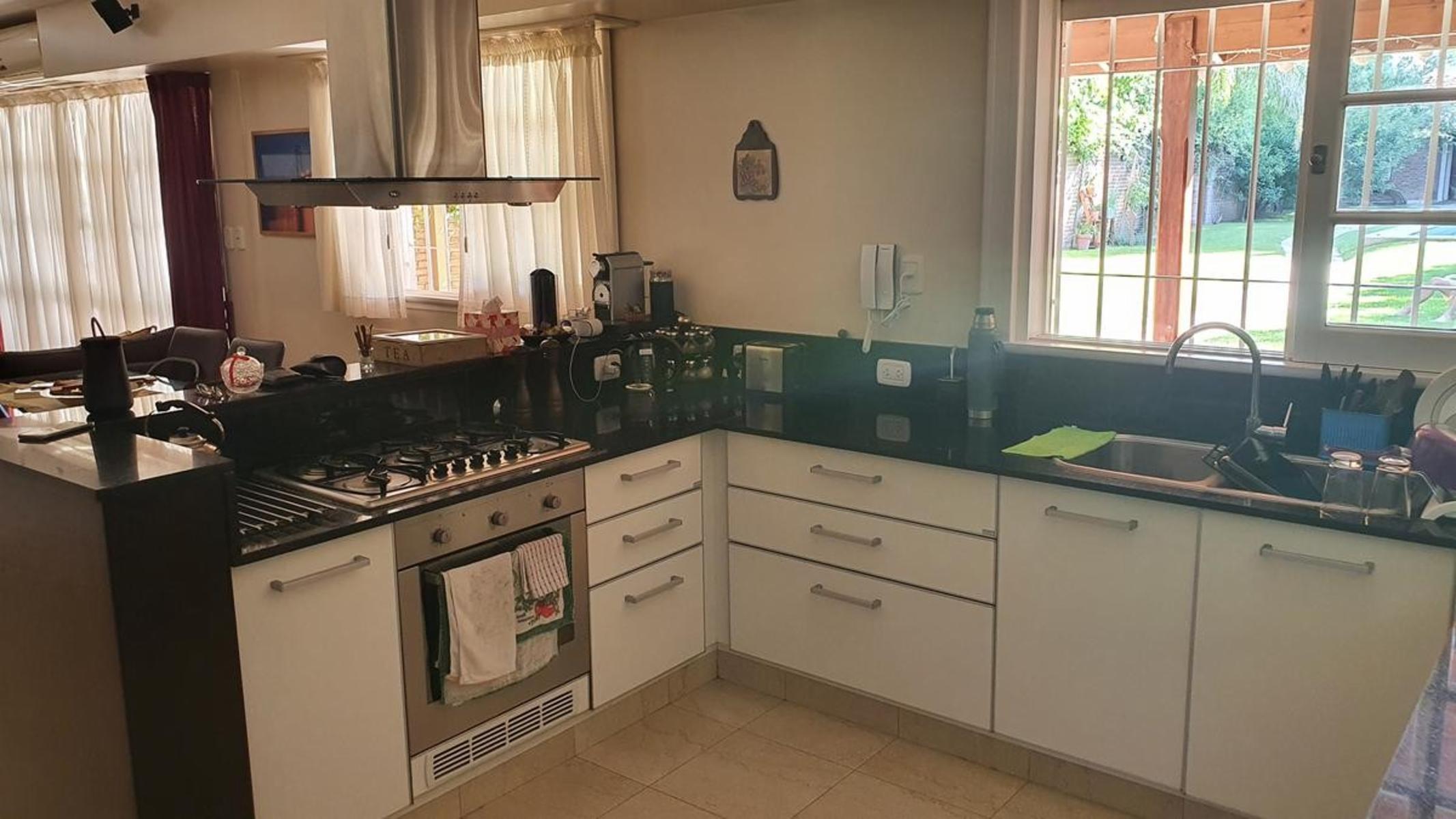 Casa - Adrogue sobre Avenida Espora — foto 12