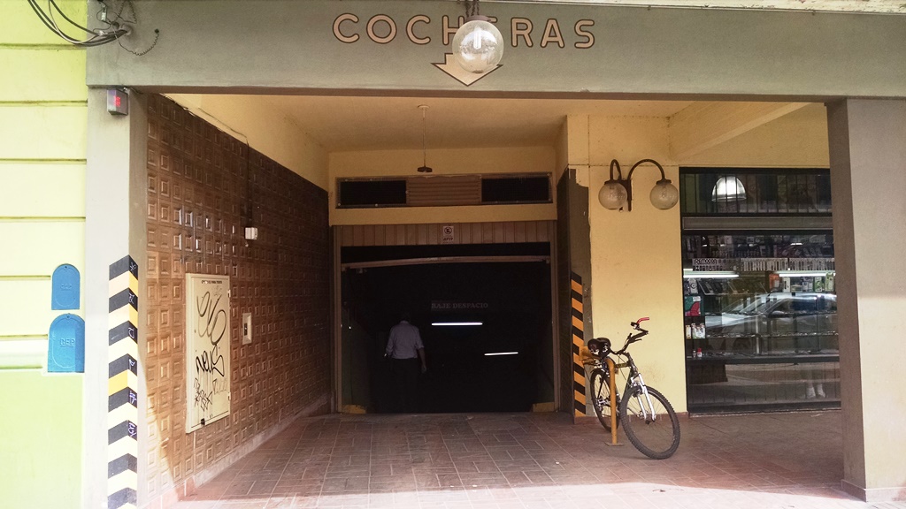 Cochera a media cuadra de la estación de Adrogué - 5