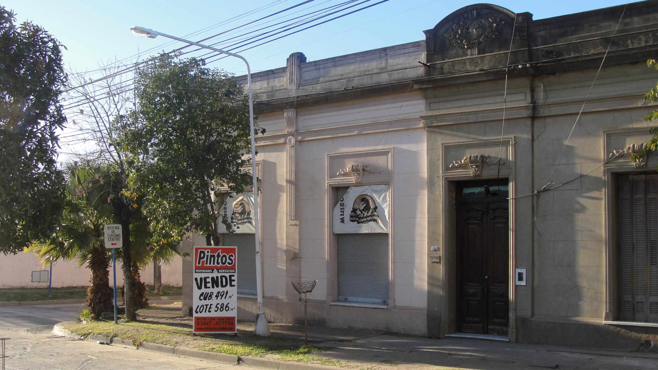 Casona Antigua, departamento y Local Comercial, sobre calle Sarmiento. SAN JOSE.
