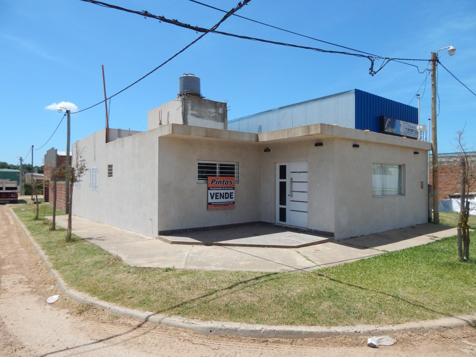 Casa sobre Entre Rios y Caseros. SAN JOSE.
