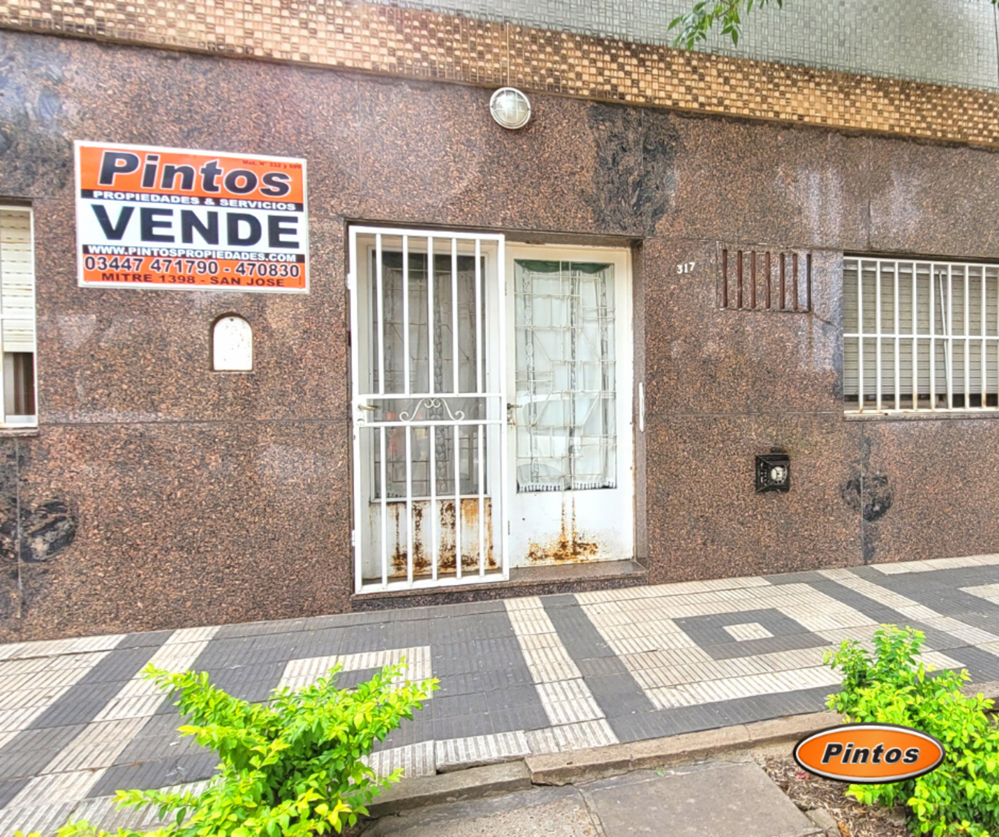 Casa céntrica sobre calle Moreno. COLON.