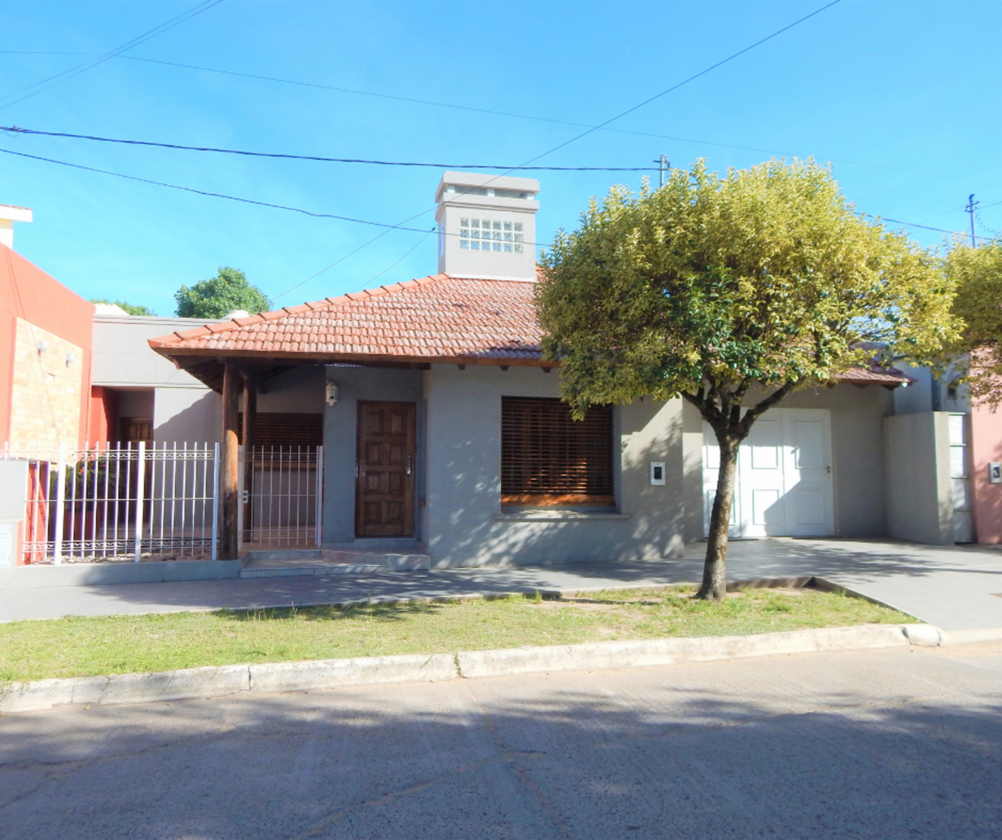 Distinguida casa sobre calle Sarmiento. SAN JOSE.