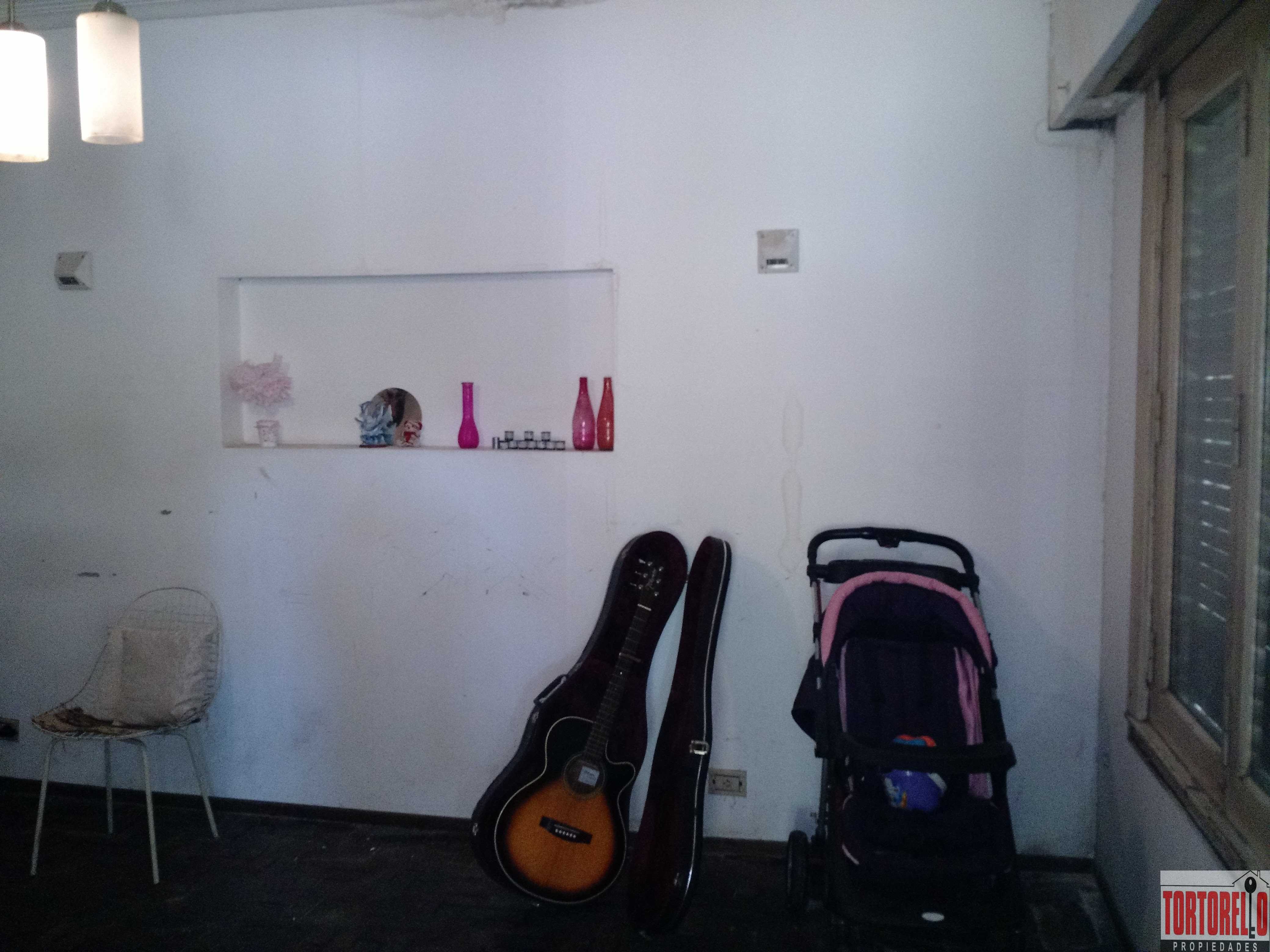 Chalet en venta en esquina, 4 ambientes, Ituzaingo Norte, cercana a la estacion de San Antonio de Padua.