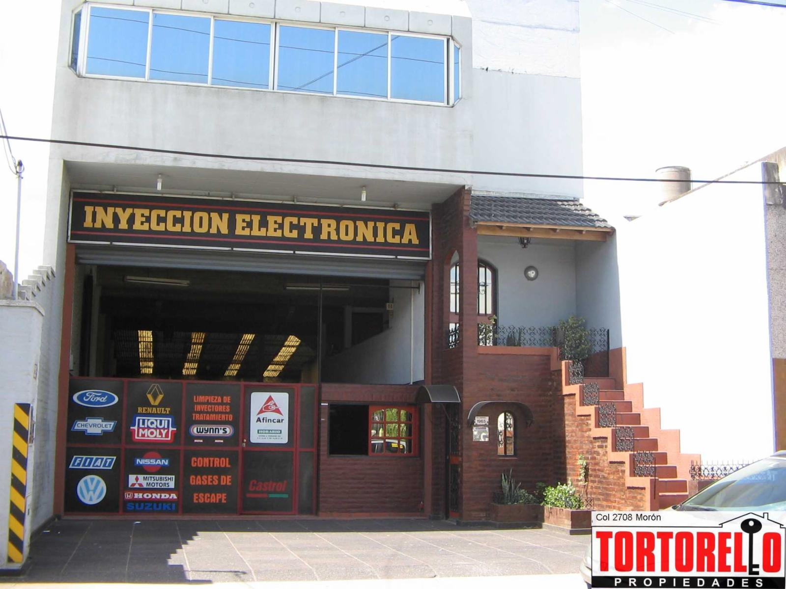 Importante propiedad en venta, enorme losa con entrepiso, baño y oficina. 2 viviendas, a 5 cuadras de la estacion de Merlo, lado norte.