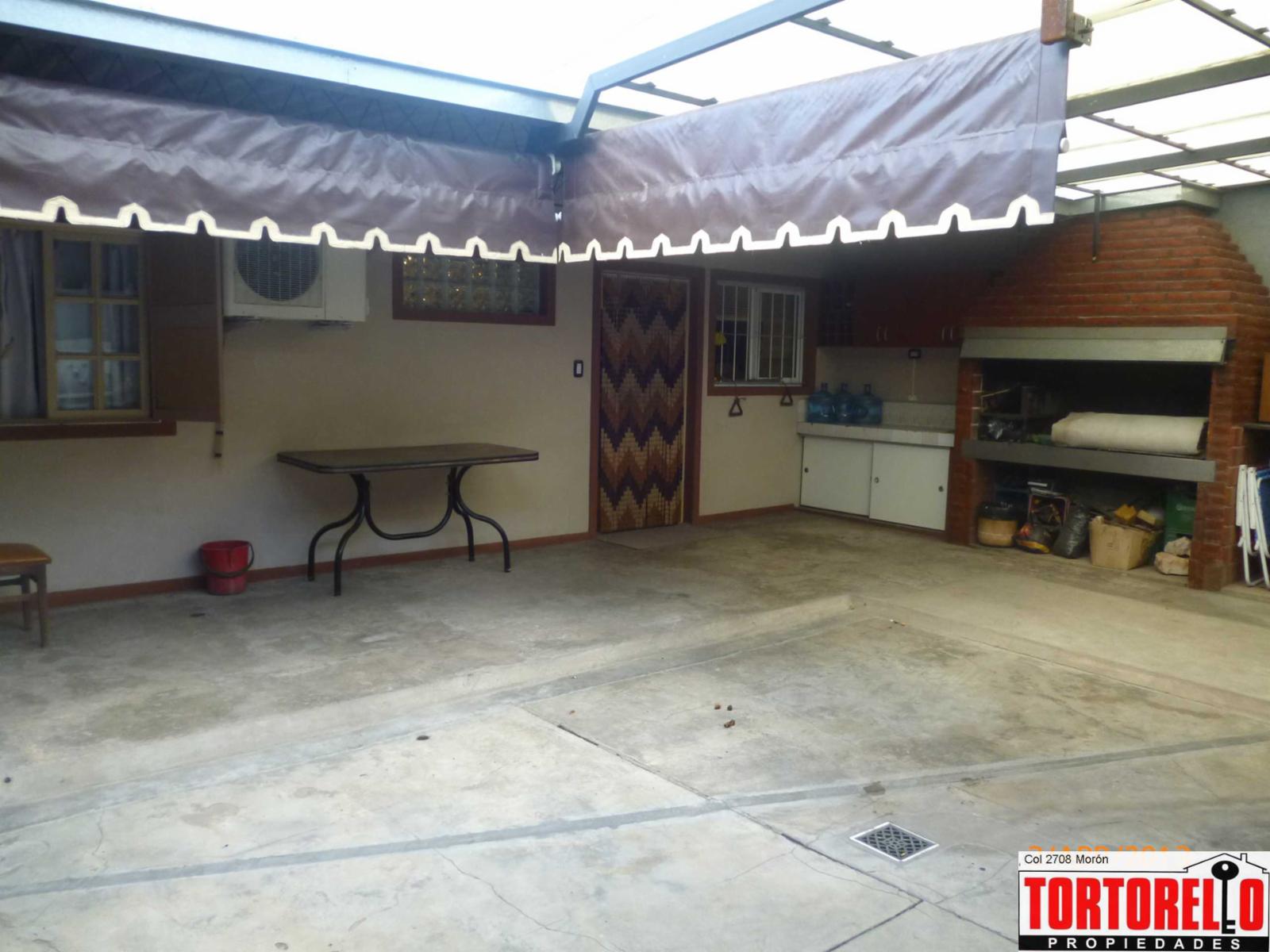 Importante propiedad en venta, enorme losa con entrepiso, baño y oficina. 2 viviendas, a 5 cuadras de la estacion de Merlo, lado norte. — foto 2