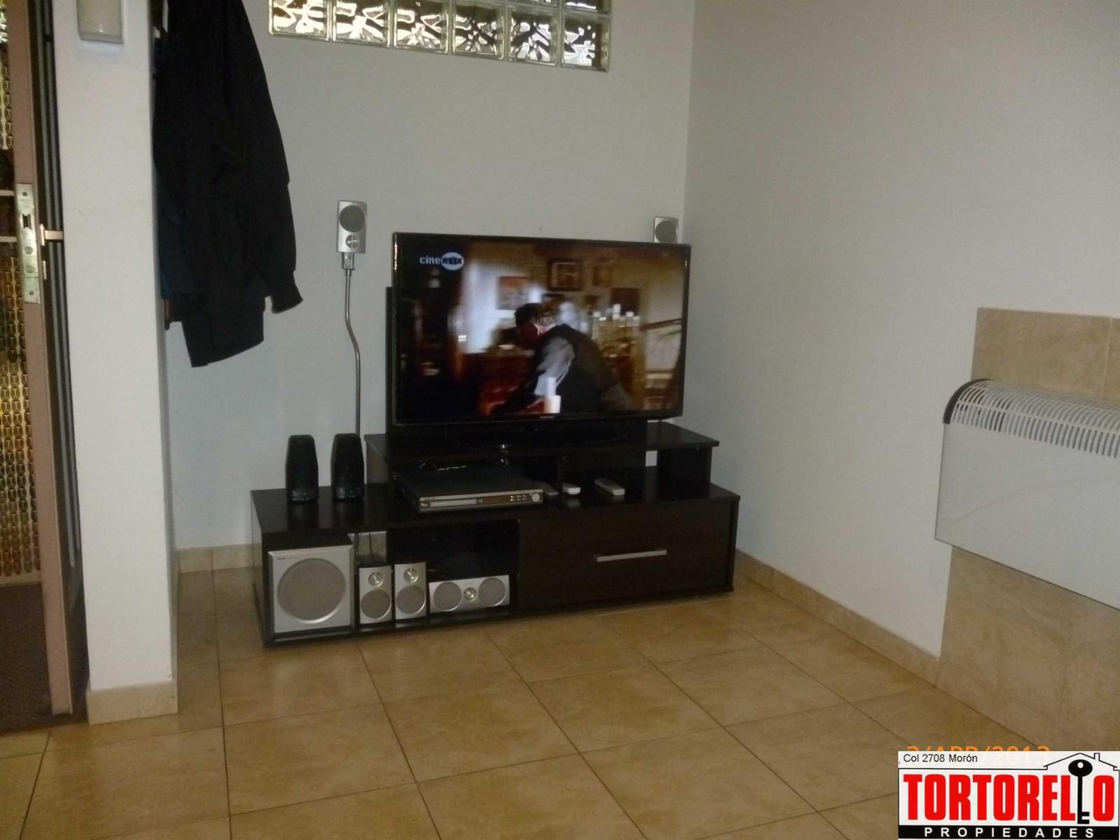 Importante propiedad en venta, enorme losa con entrepiso, baño y oficina. 2 viviendas, a 5 cuadras de la estacion de Merlo, lado norte. — foto 3