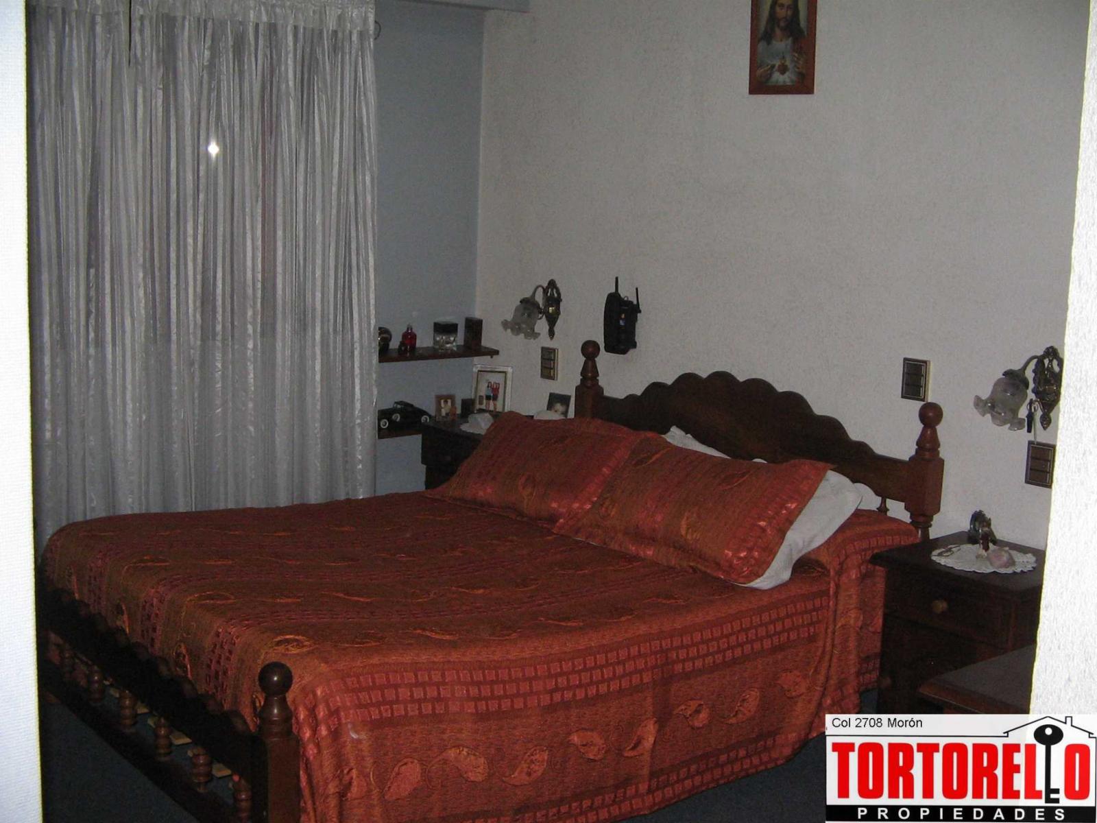 Importante propiedad en venta, enorme losa con entrepiso, baño y oficina. 2 viviendas, a 5 cuadras de la estacion de Merlo, lado norte. — foto 5