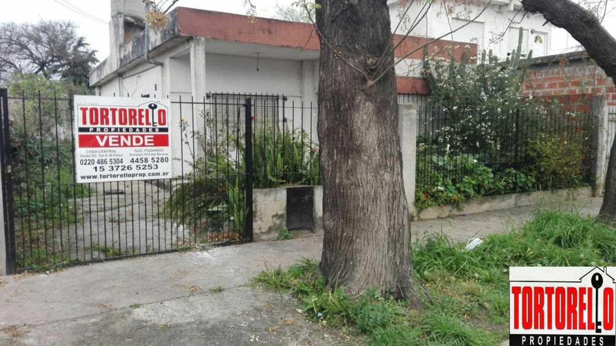 Venta de casa sobre amplio lote, Ituzaingo Norte.