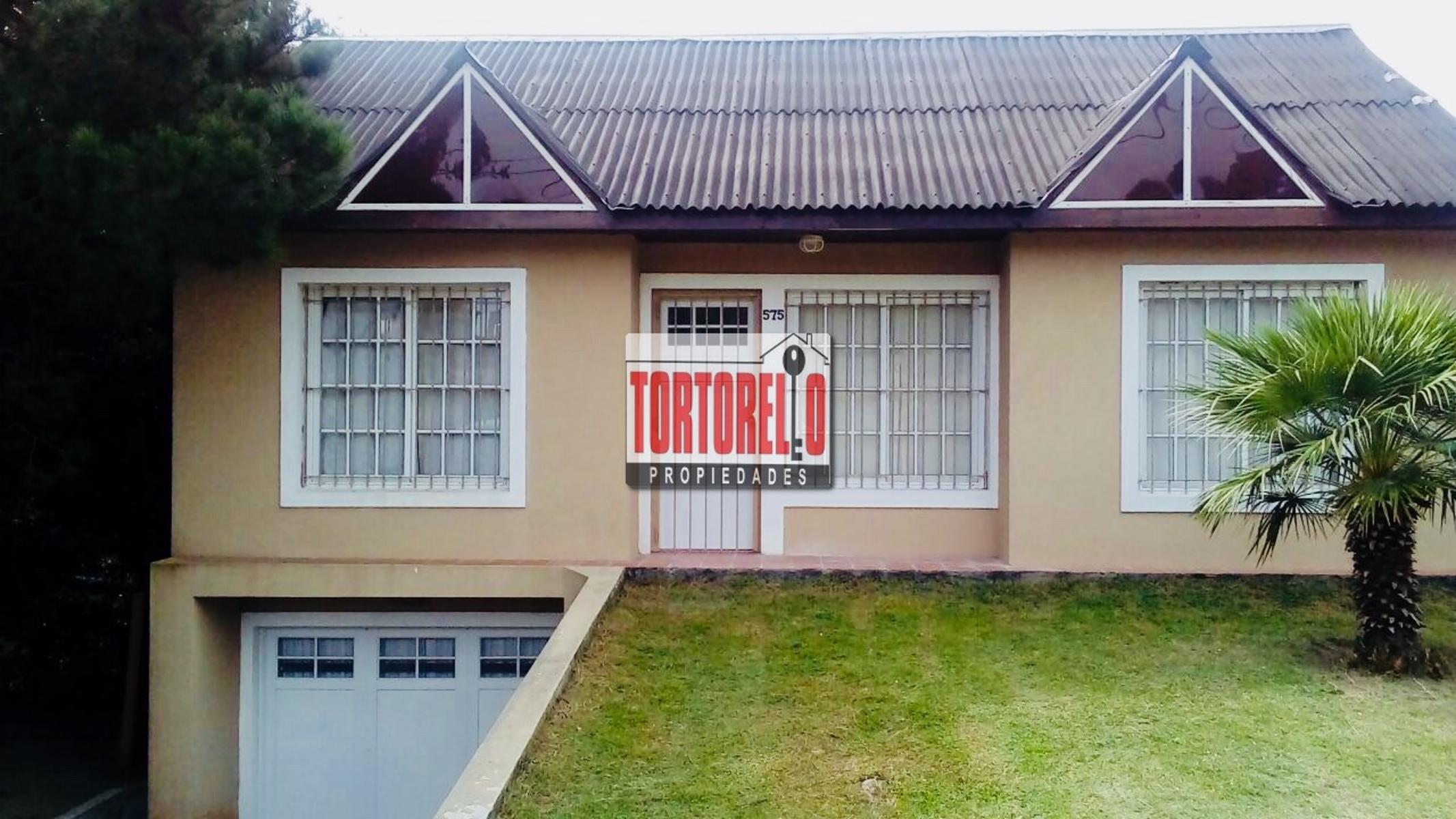 Venta en bloque. Dos propiedades sobre espectacular lote de 15 x 23.52mts. En Pinamar.