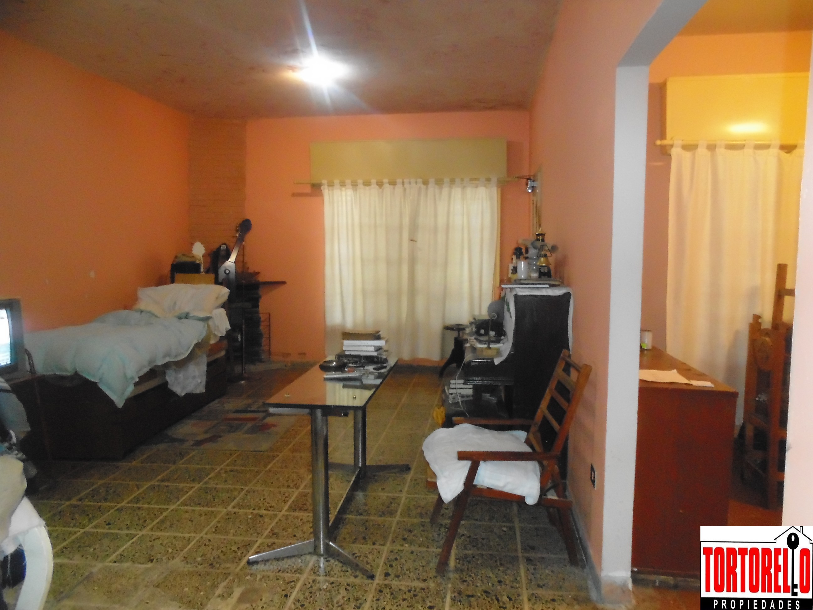 Chalet en venta 3 ambientes, Ituzaingo Sur, a 10 cuadras de la estación de San A. de Padua. Sobre 2 lotes.