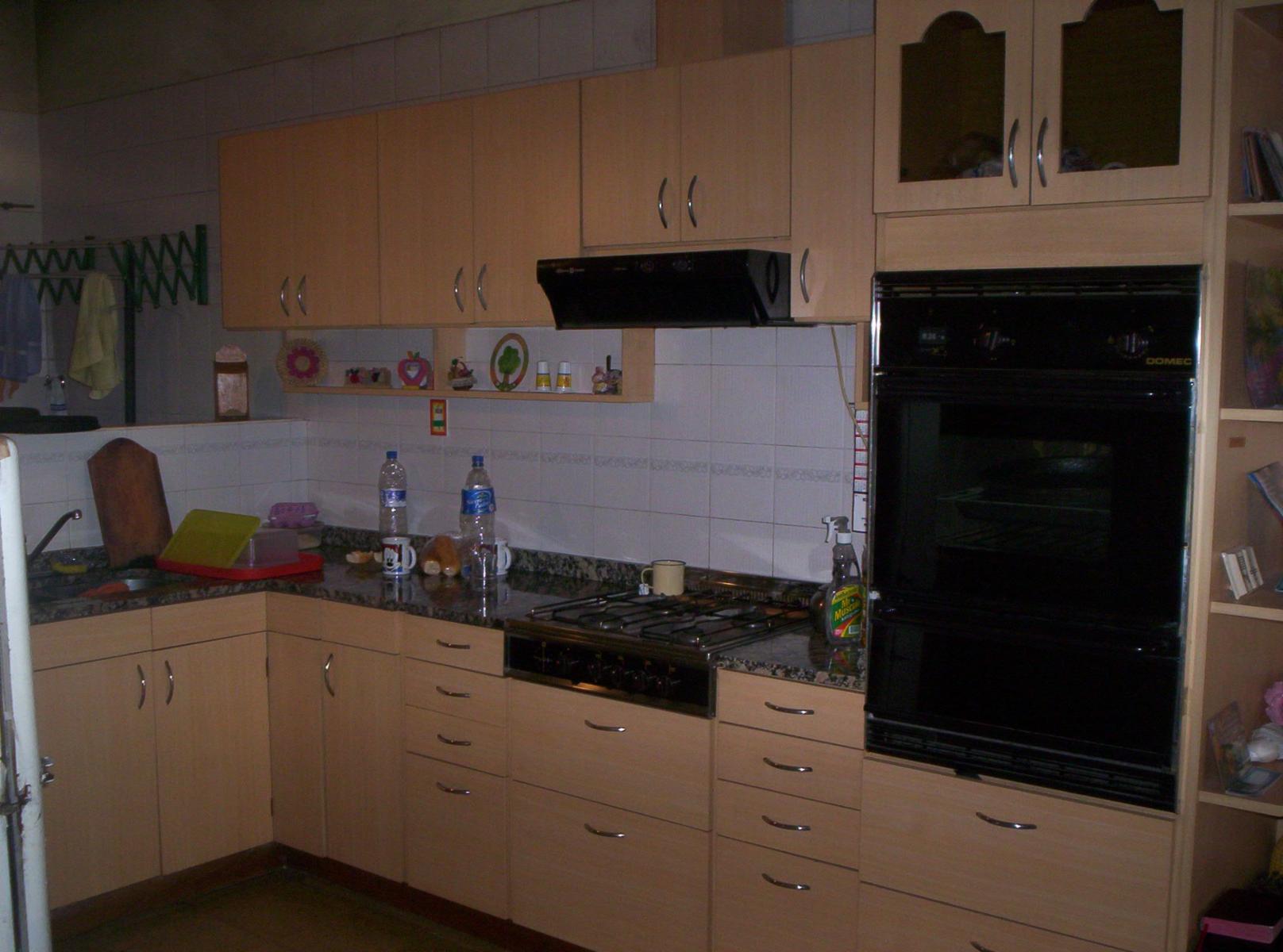 Vendo casa Temperey, 3 dorm,garage 2 autos cubiertos y fondo libre.CalleRevolución de Tempeley 2825 entre Cangallo y 14 de Julio, Temperley.Colectivos en la puerta.