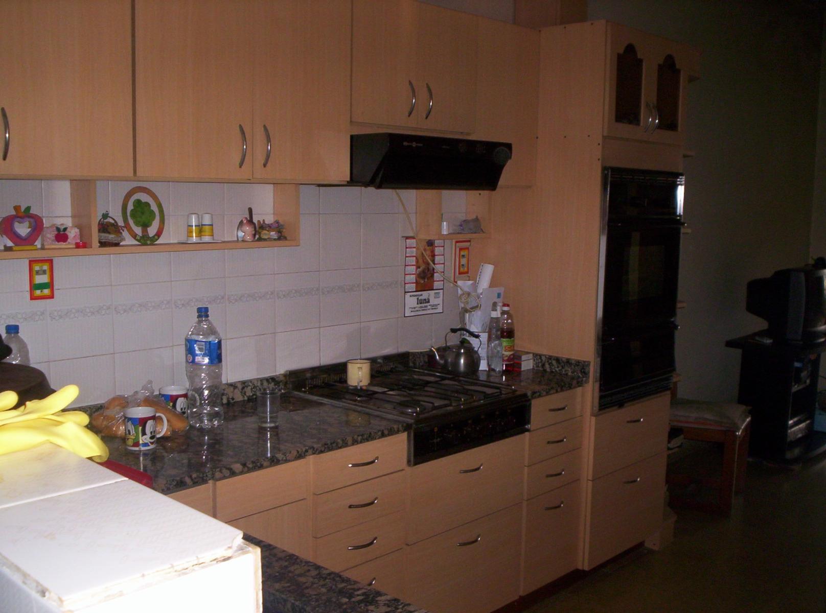 Vendo casa Temperey, 3 dorm,garage 2 autos cubiertos y fondo libre.CalleRevolución de Tempeley 2825 entre Cangallo y 14 de Julio, Temperley.Colectivos en la puerta. — foto 2
