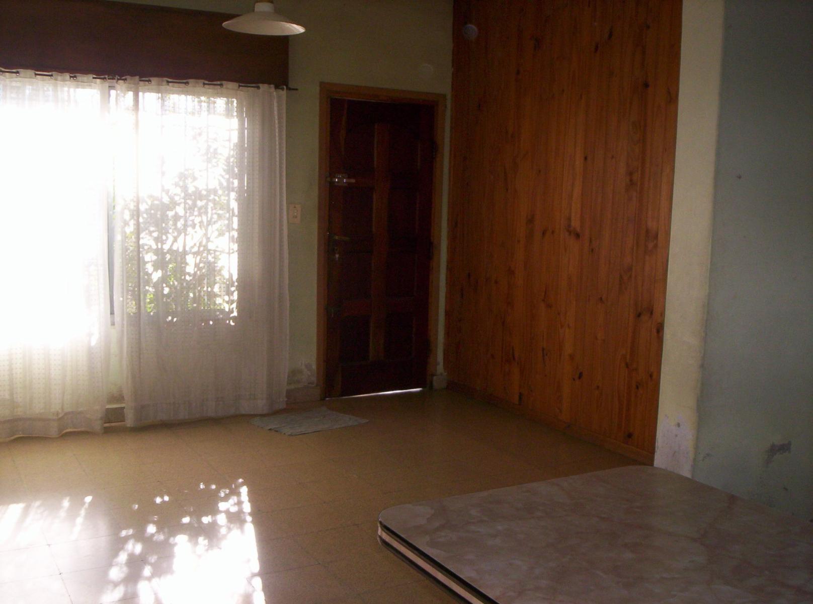Vendo casa Temperey, 3 dorm,garage 2 autos cubiertos y fondo libre.CalleRevolución de Tempeley 2825 entre Cangallo y 14 de Julio, Temperley.Colectivos en la puerta. — foto 3