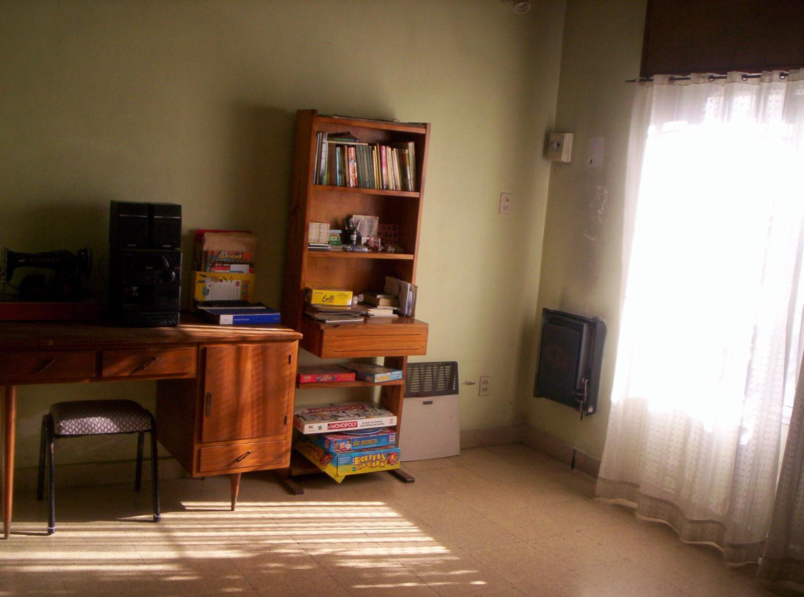 Vendo casa Temperey, 3 dorm,garage 2 autos cubiertos y fondo libre.CalleRevolución de Tempeley 2825 entre Cangallo y 14 de Julio, Temperley.Colectivos en la puerta. — foto 4