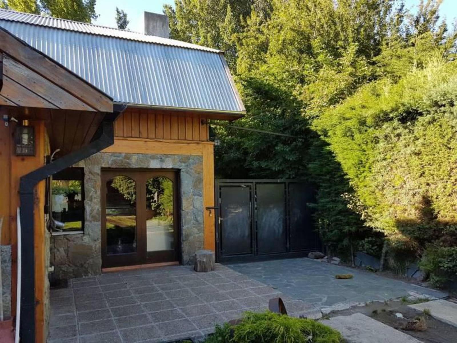 VENTA casa 3 dormitorios en San Martín de los Andes centro. — foto 2