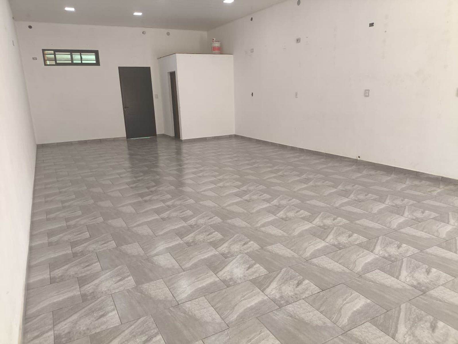 LOCAL COMERCIAL EN AMPLIO LOTE - 2