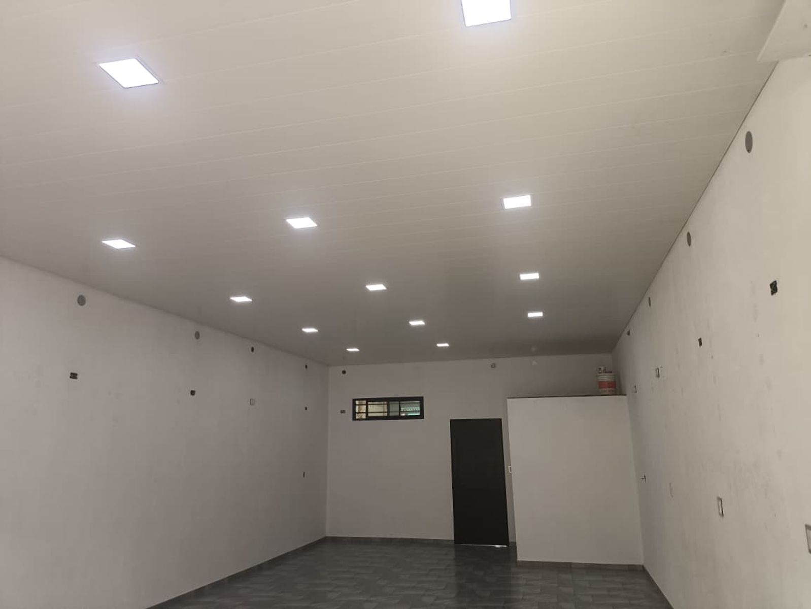 LOCAL COMERCIAL EN AMPLIO LOTE - 3