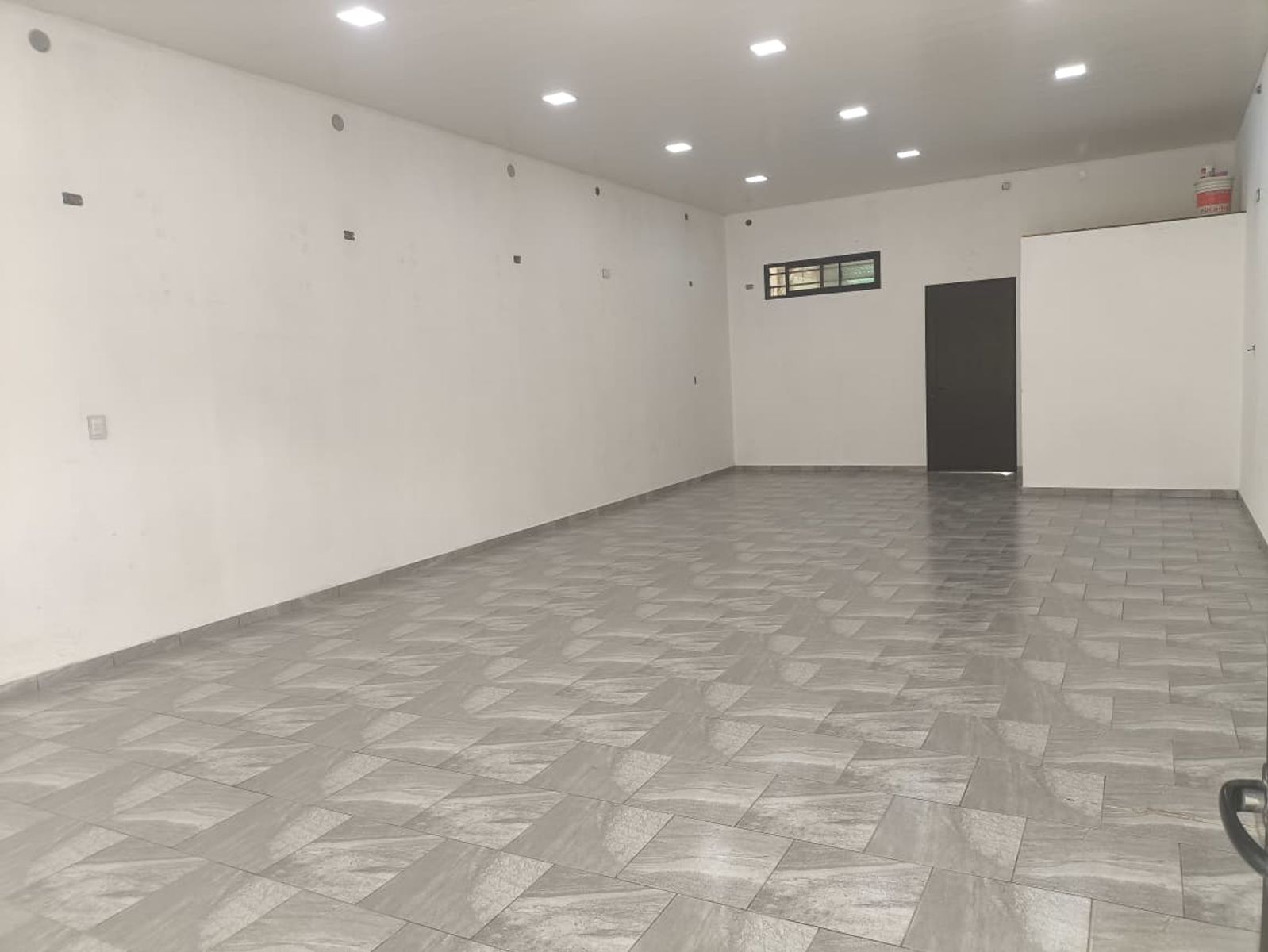 LOCAL COMERCIAL EN AMPLIO LOTE - 4