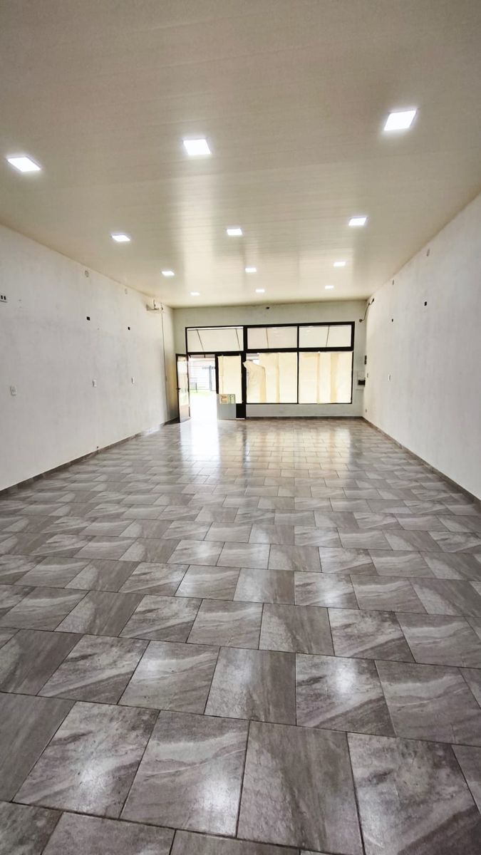 LOCAL COMERCIAL EN AMPLIO LOTE - 10