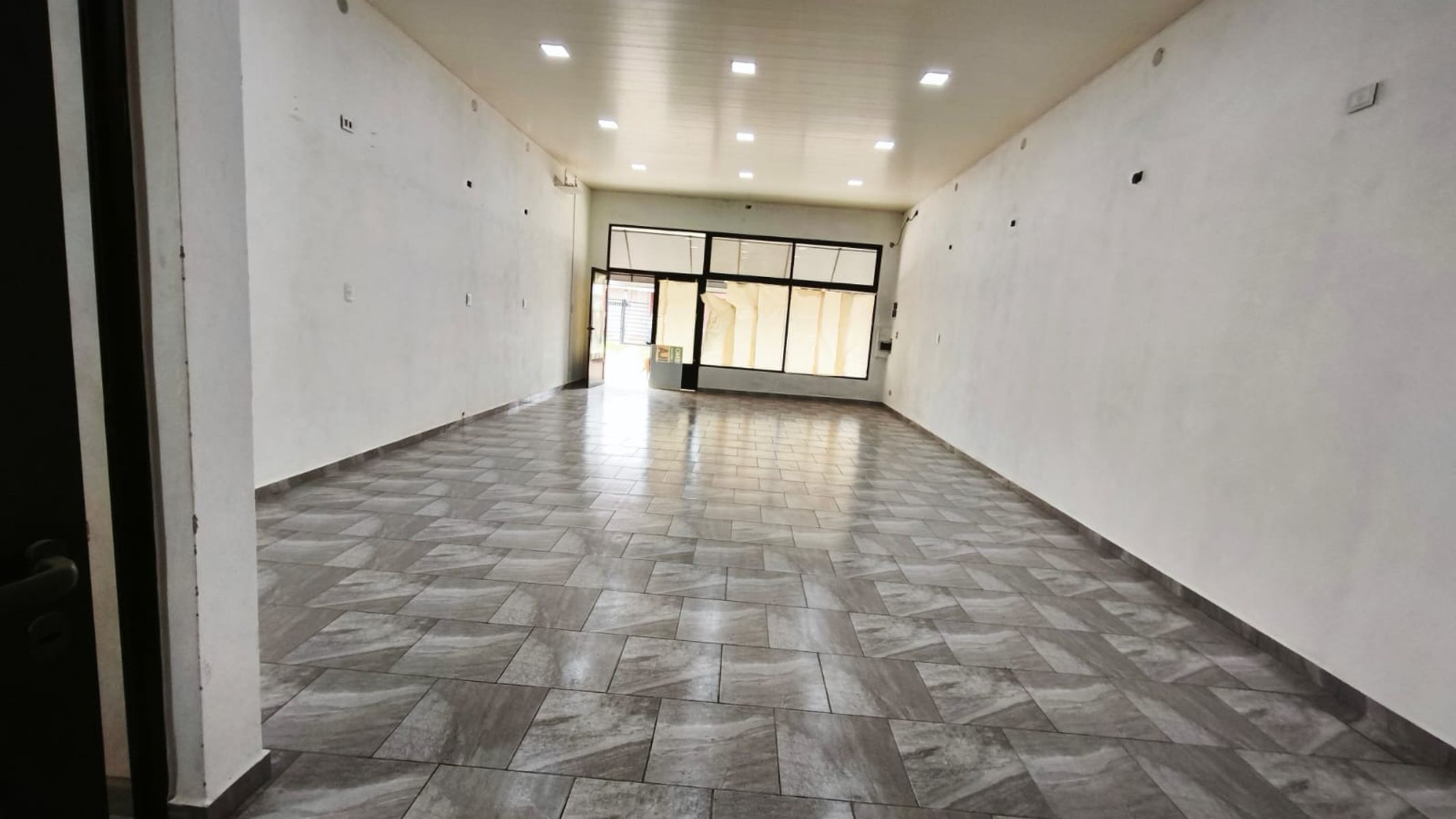 LOCAL COMERCIAL EN AMPLIO LOTE - 11