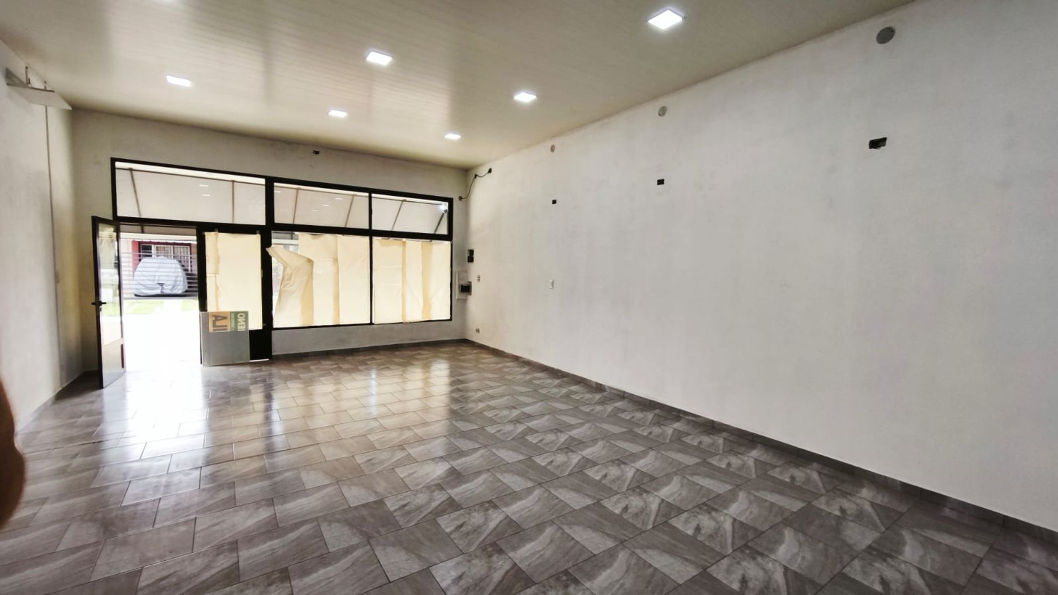 LOCAL COMERCIAL EN AMPLIO LOTE - 15