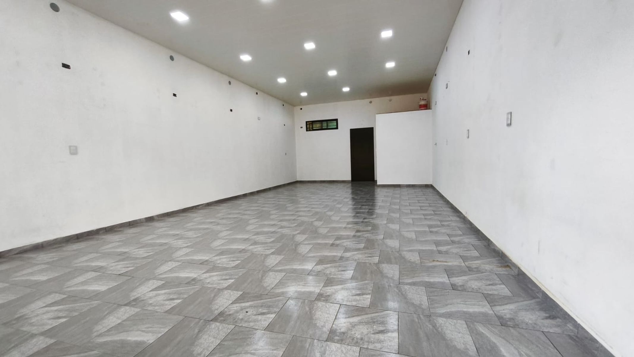LOCAL COMERCIAL EN AMPLIO LOTE - 17