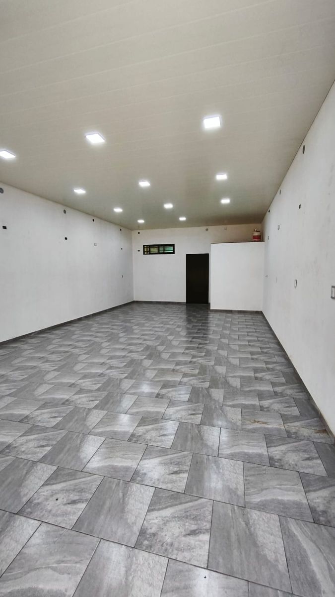 LOCAL COMERCIAL EN AMPLIO LOTE - 19