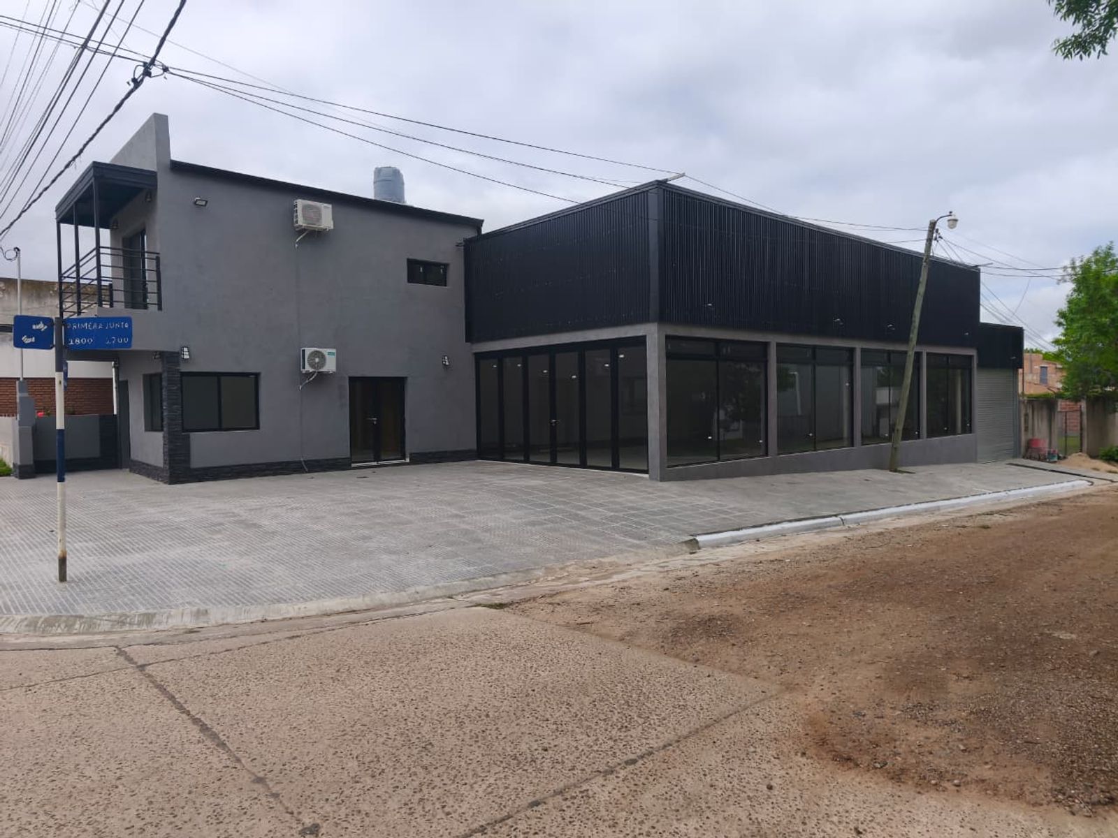 EXCELENTE LOCAL A ESTRENAR CON OFICINA Y DPTO - 20