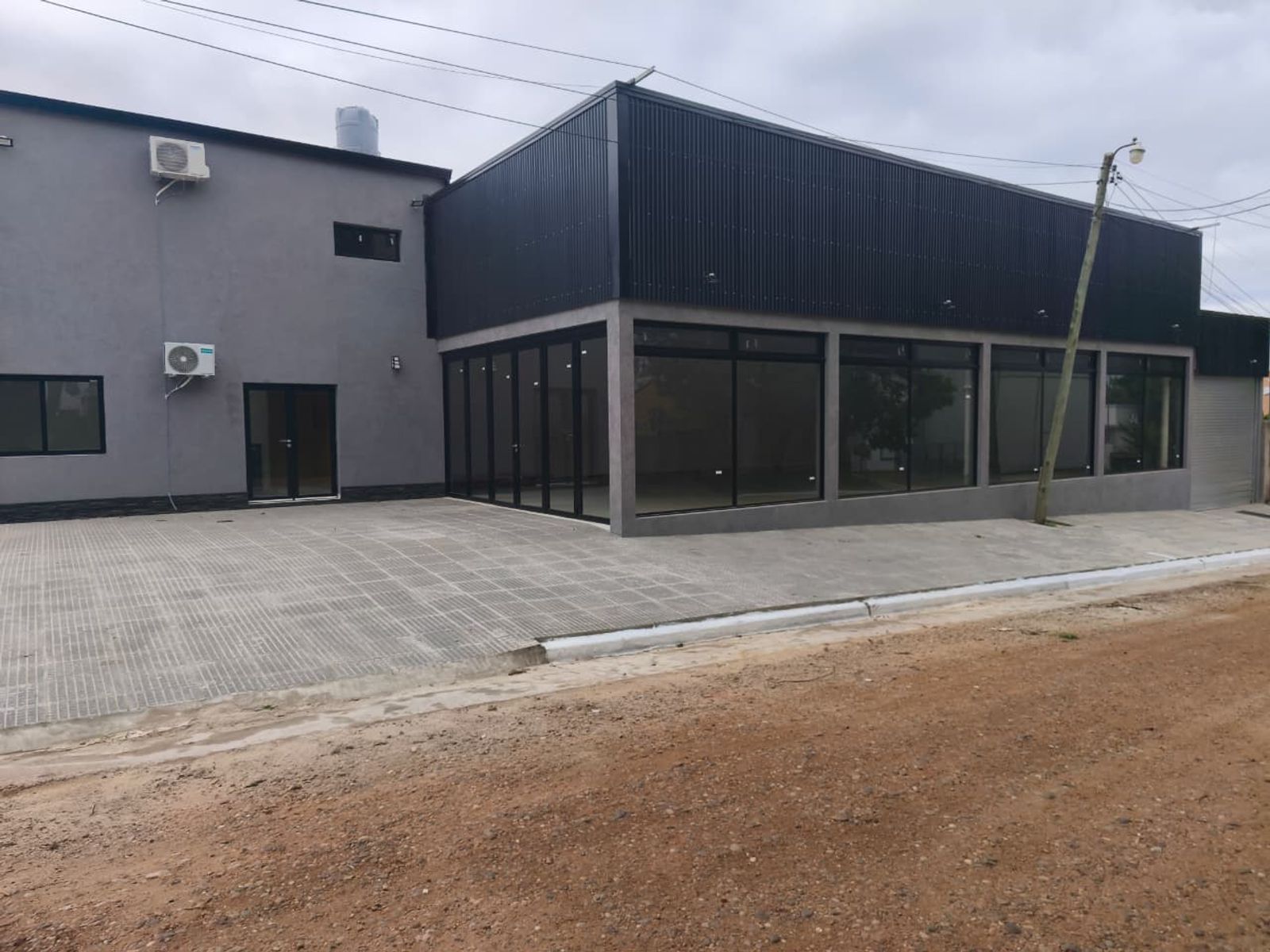 EXCELENTE LOCAL A ESTRENAR CON OFICINA Y DPTO - 21