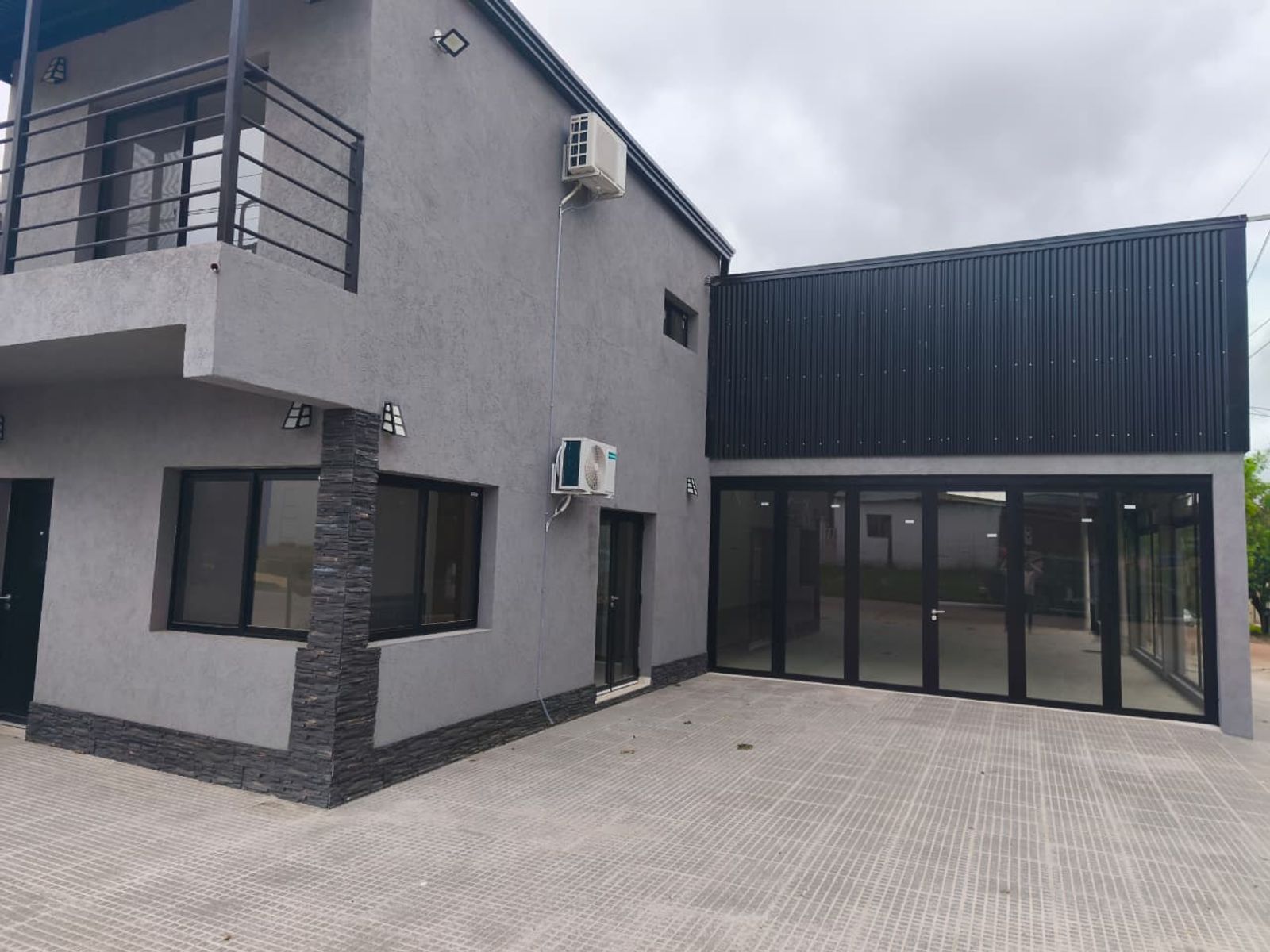 EXCELENTE LOCAL A ESTRENAR CON OFICINA Y DPTO - 23