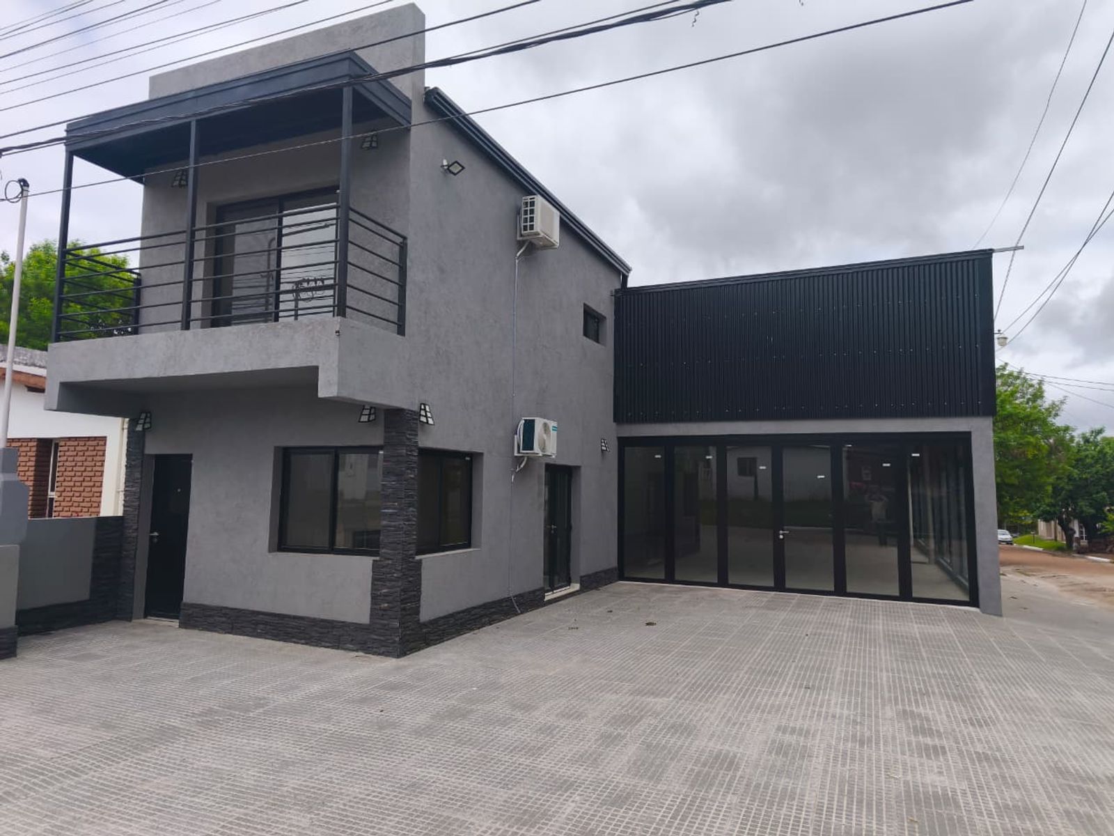 EXCELENTE LOCAL A ESTRENAR CON OFICINA Y DPTO - 24