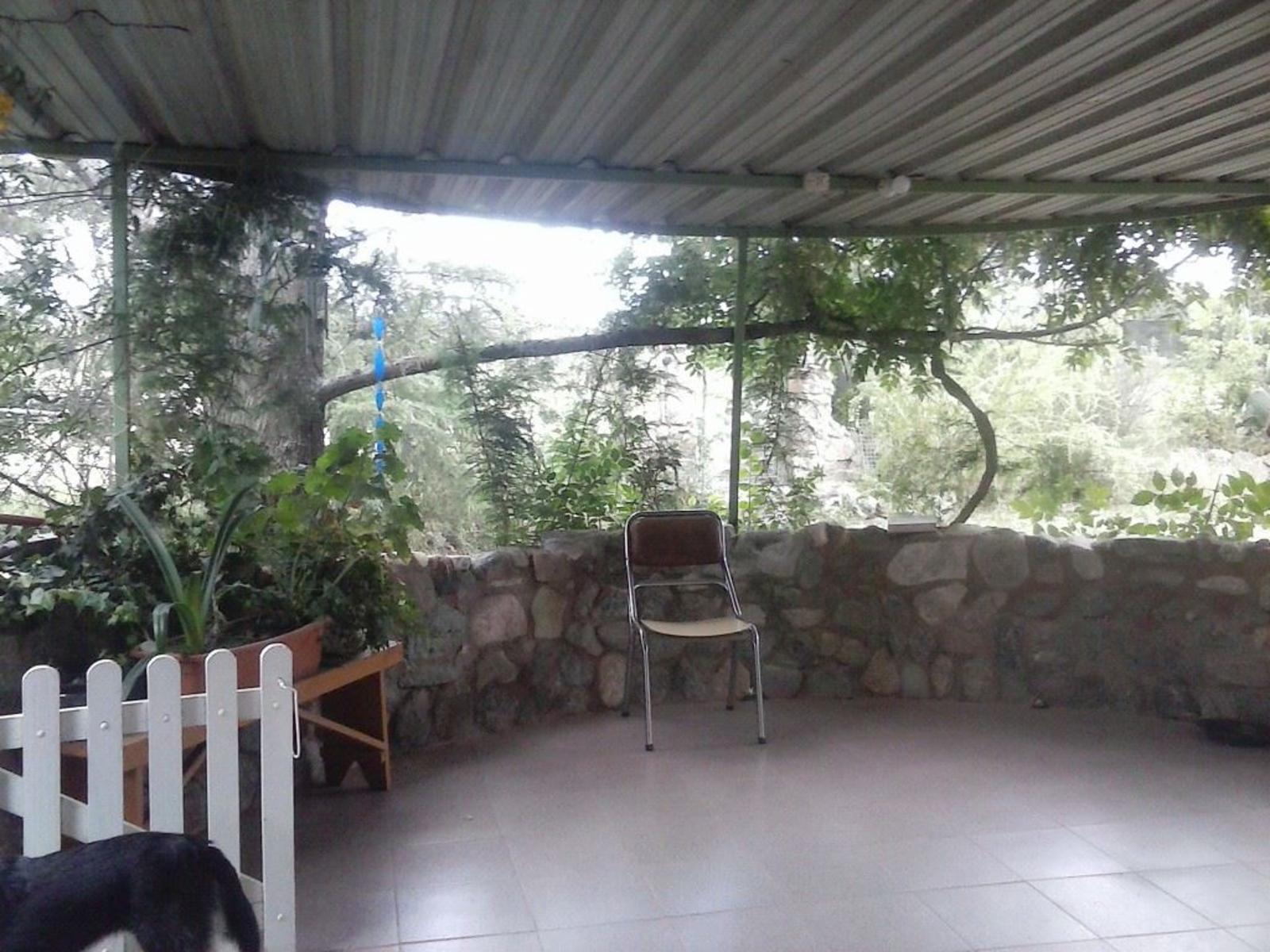 EXCELENTE CASA DE 3 AMBIENTES MAS DPTO DE 1 AMBIENTE A POCAS CUADRAS DE LA TECHADA DE CAPILLA DEL MONTE SOBRE LOTE DE 700 METROS — foto 3