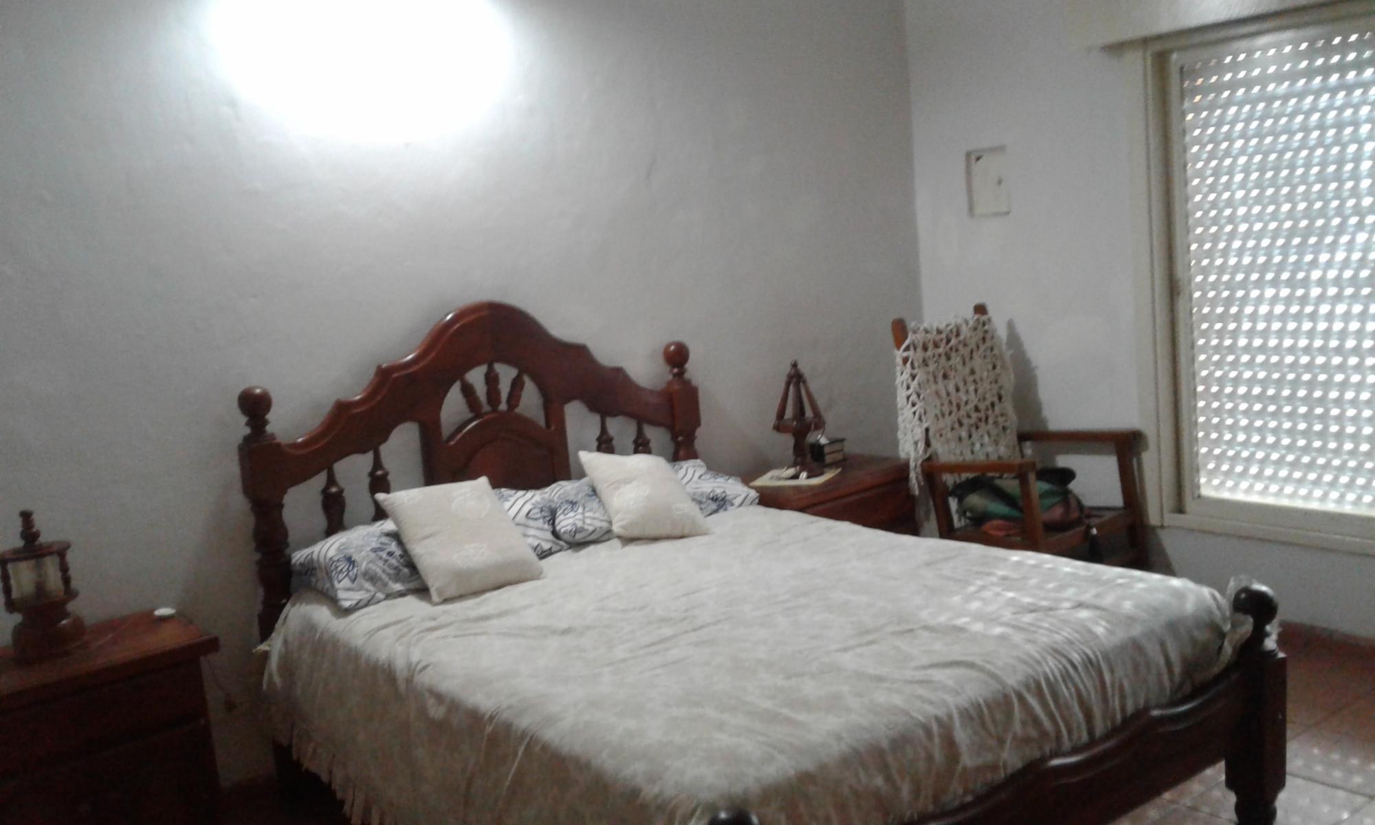 EXCELENTE CASA MULTIFAMILIAR ABAJO CASA DE 3 AMB. CON LOCAL ,ARRIBA 2 DPTOS.3 AMB. Se escuchan ofertas — foto 3