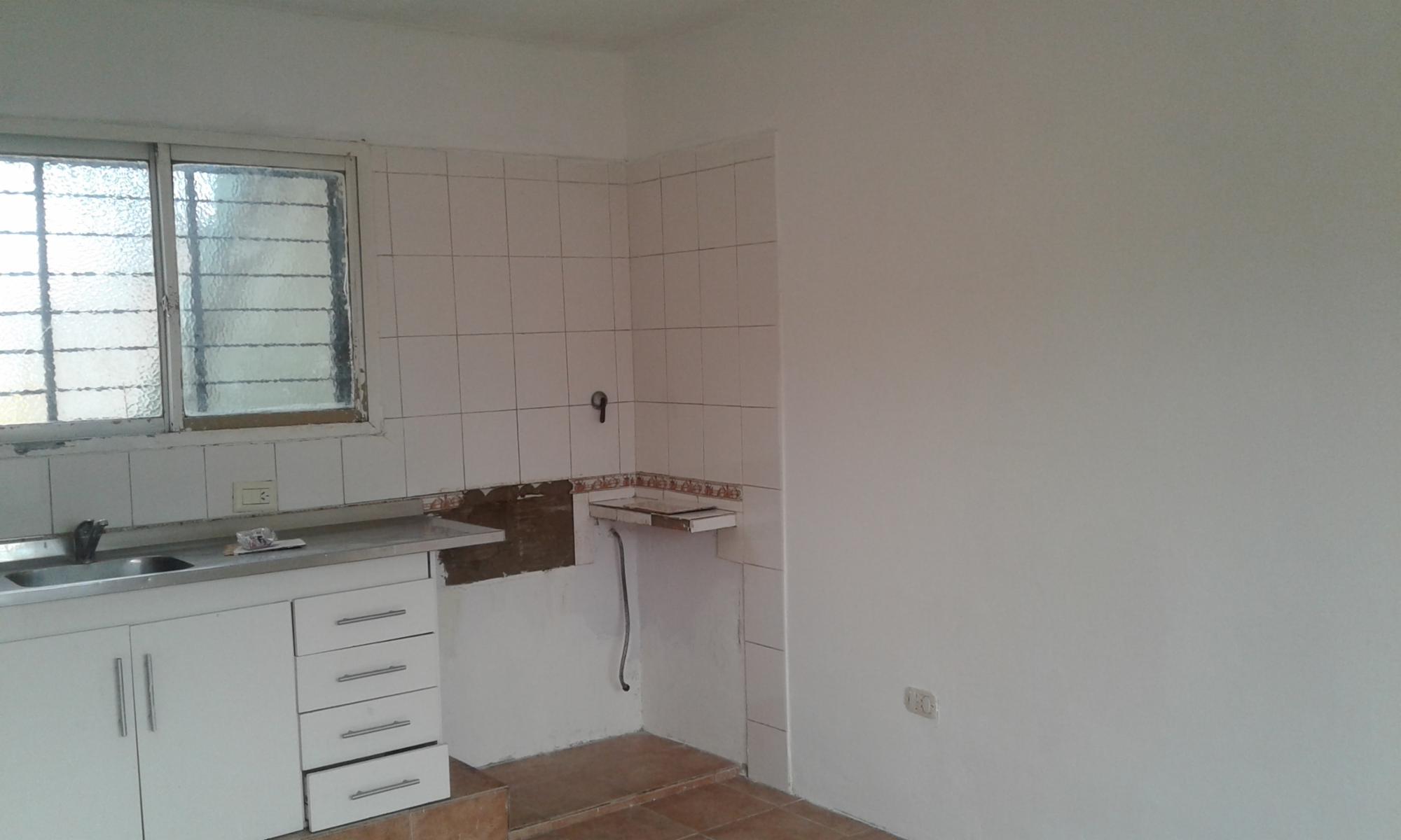 EXCELENTE CASA MULTIFAMILIAR ABAJO CASA DE 3 AMB. CON LOCAL ,ARRIBA 2 DPTOS.3 AMB. Se escuchan ofertas — foto 7
