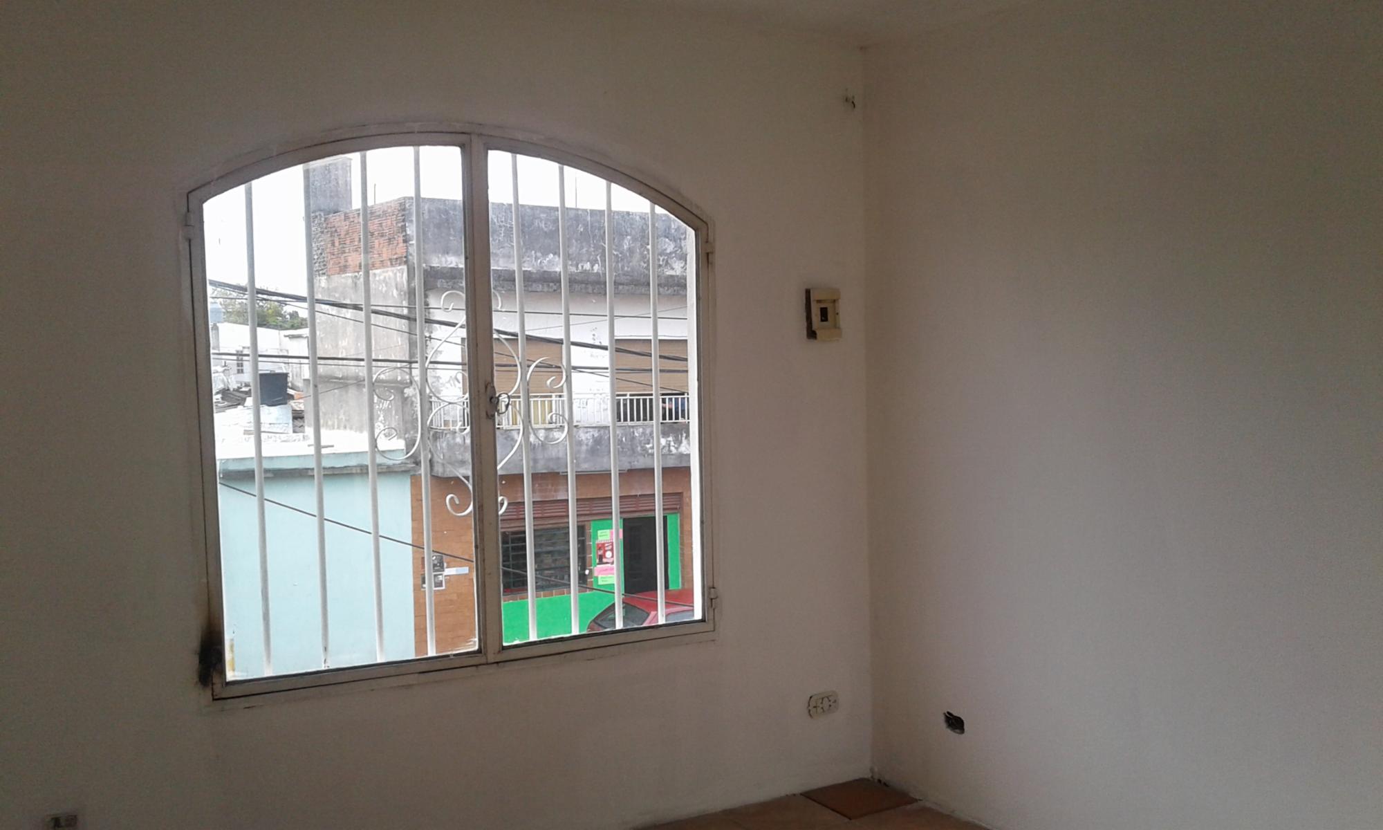 EXCELENTE CASA MULTIFAMILIAR ABAJO CASA DE 3 AMB. CON LOCAL ,ARRIBA 2 DPTOS.3 AMB. Se escuchan ofertas — foto 9