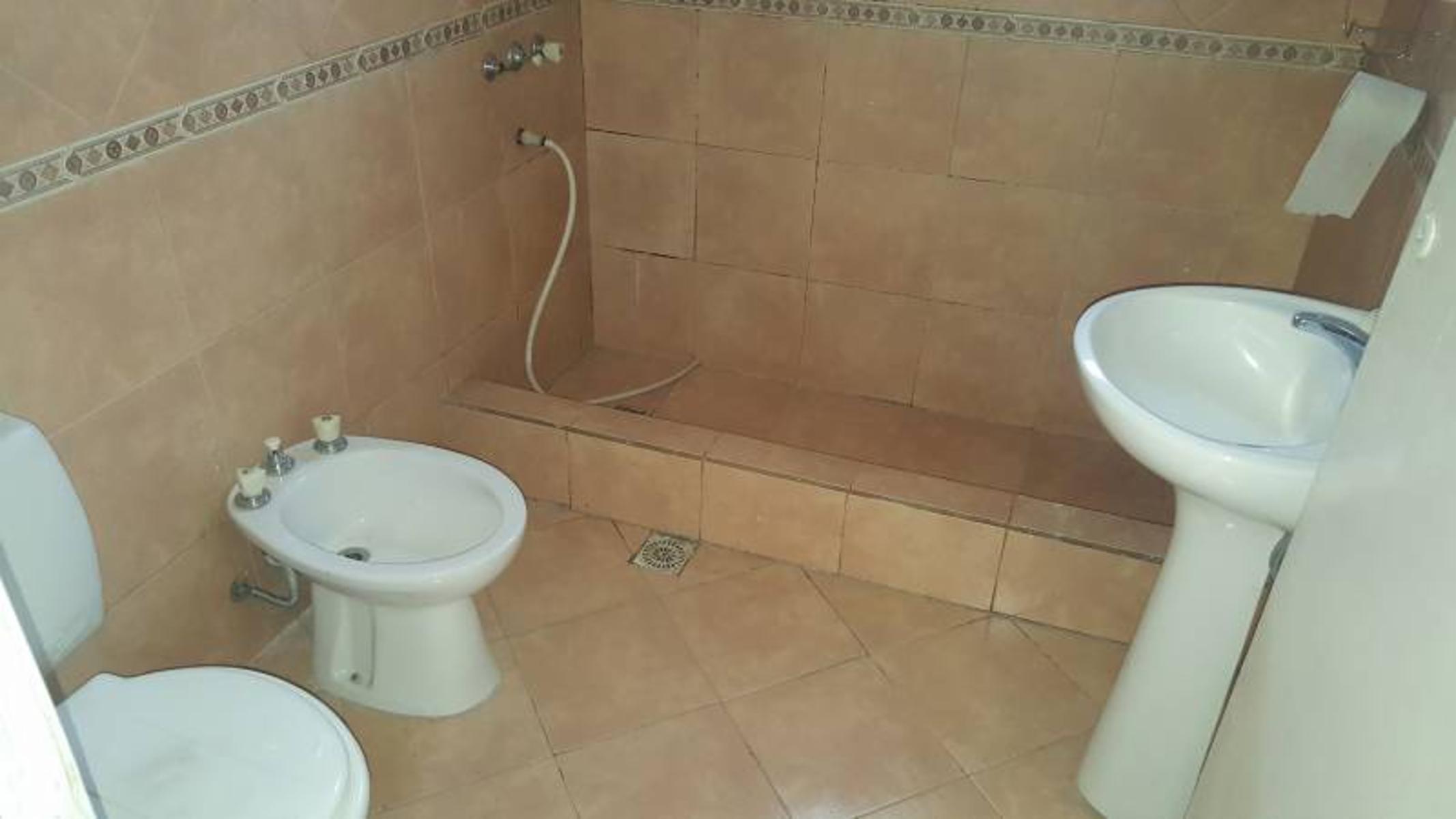 Billinghurst casa multifamiliar,local y 3 propiedades de 3 ambientes venta en block 130.000 l/g conversable — foto 15