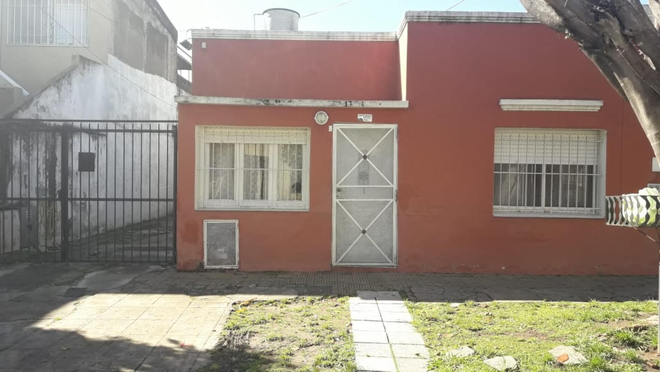 Ph frente en venta sobre calle Agustin Magaldi entrada para 2 autos,cocina comedor,baño ,2 dormitorios ,patio con lavadero.