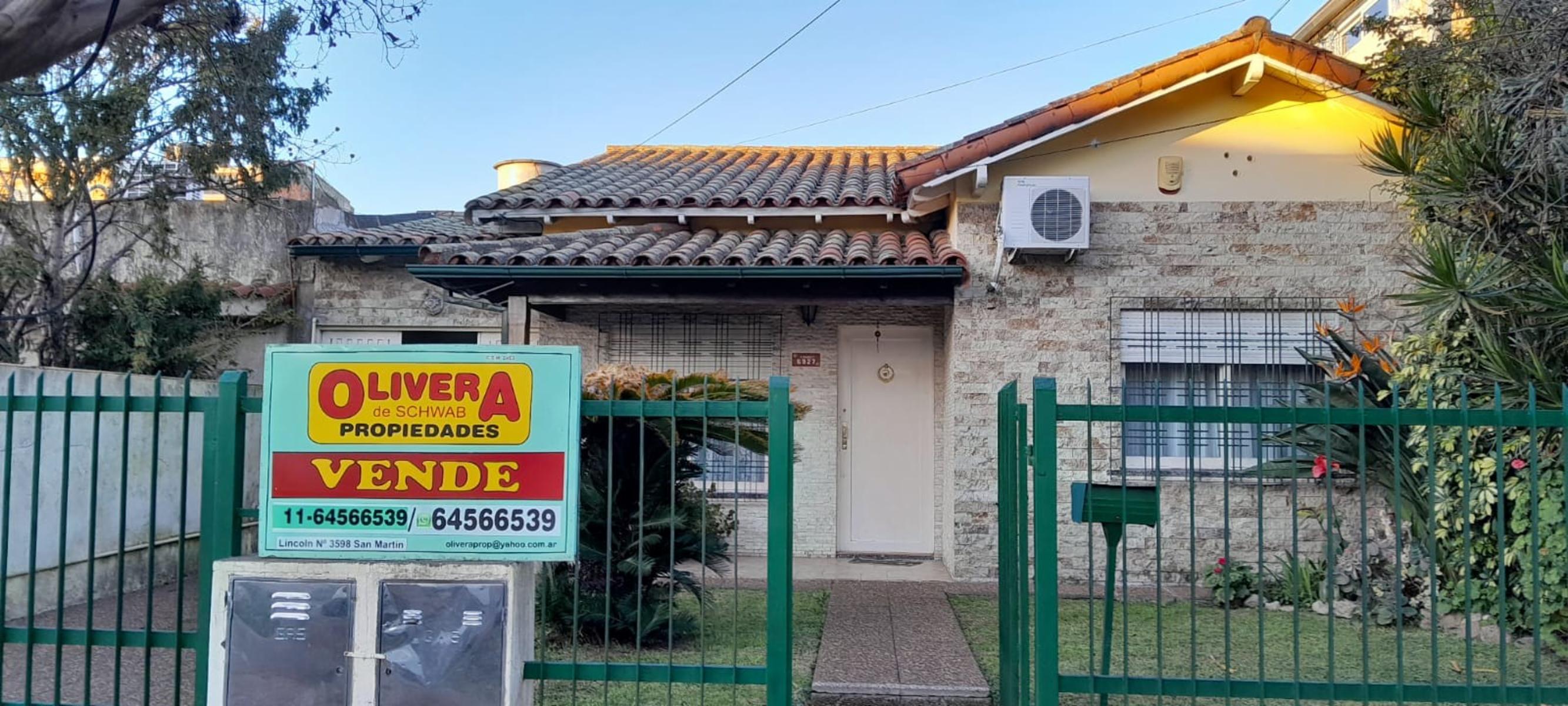 Excelente multifamiliar garage para dos autos ,casa de 4 ambientes al frete con piscina y depatamento de 3 ambientes al fondo