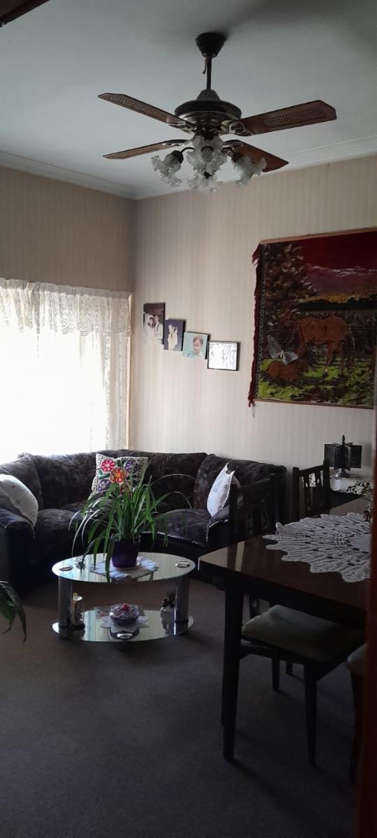 Excelente multifamiliar garage para dos autos ,casa de 4 ambientes al frete con piscina y depatamento de 3 ambientes al fondo — foto 2