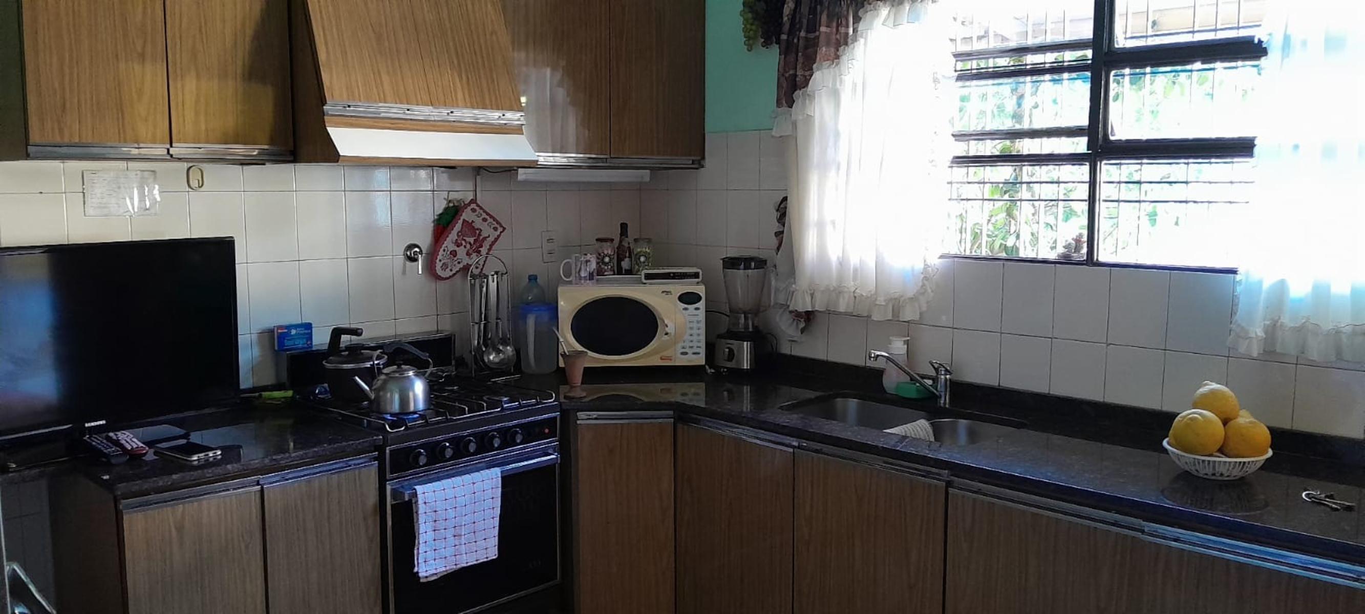 Excelente multifamiliar garage para dos autos ,casa de 4 ambientes al frete con piscina y depatamento de 3 ambientes al fondo — foto 3