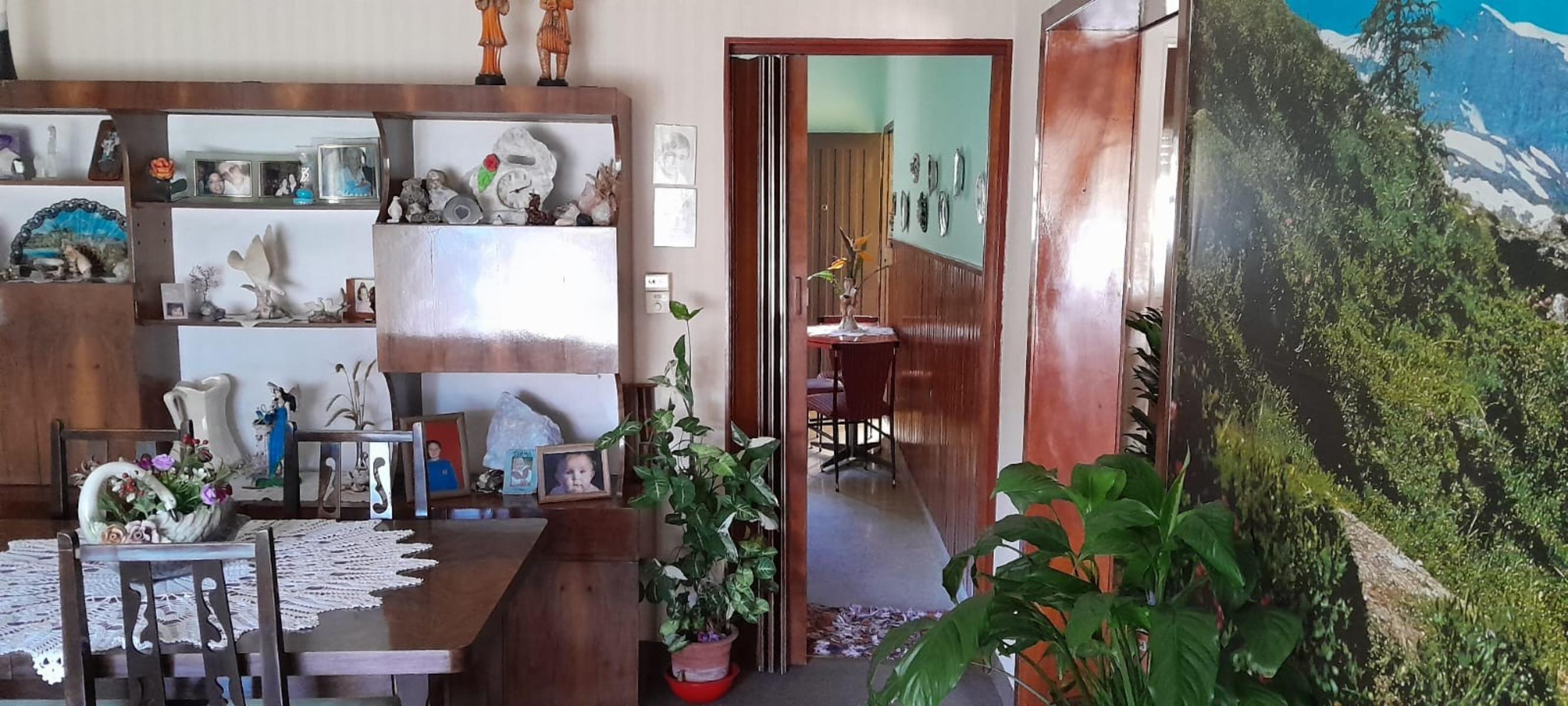Excelente multifamiliar garage para dos autos ,casa de 4 ambientes al frete con piscina y depatamento de 3 ambientes al fondo — foto 4